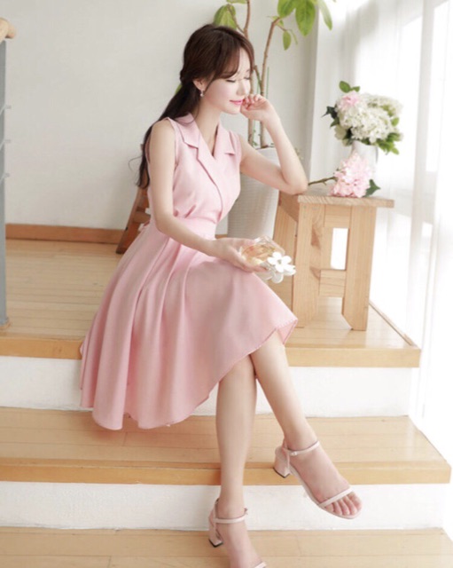 Đầm hồng xoè cổ vest