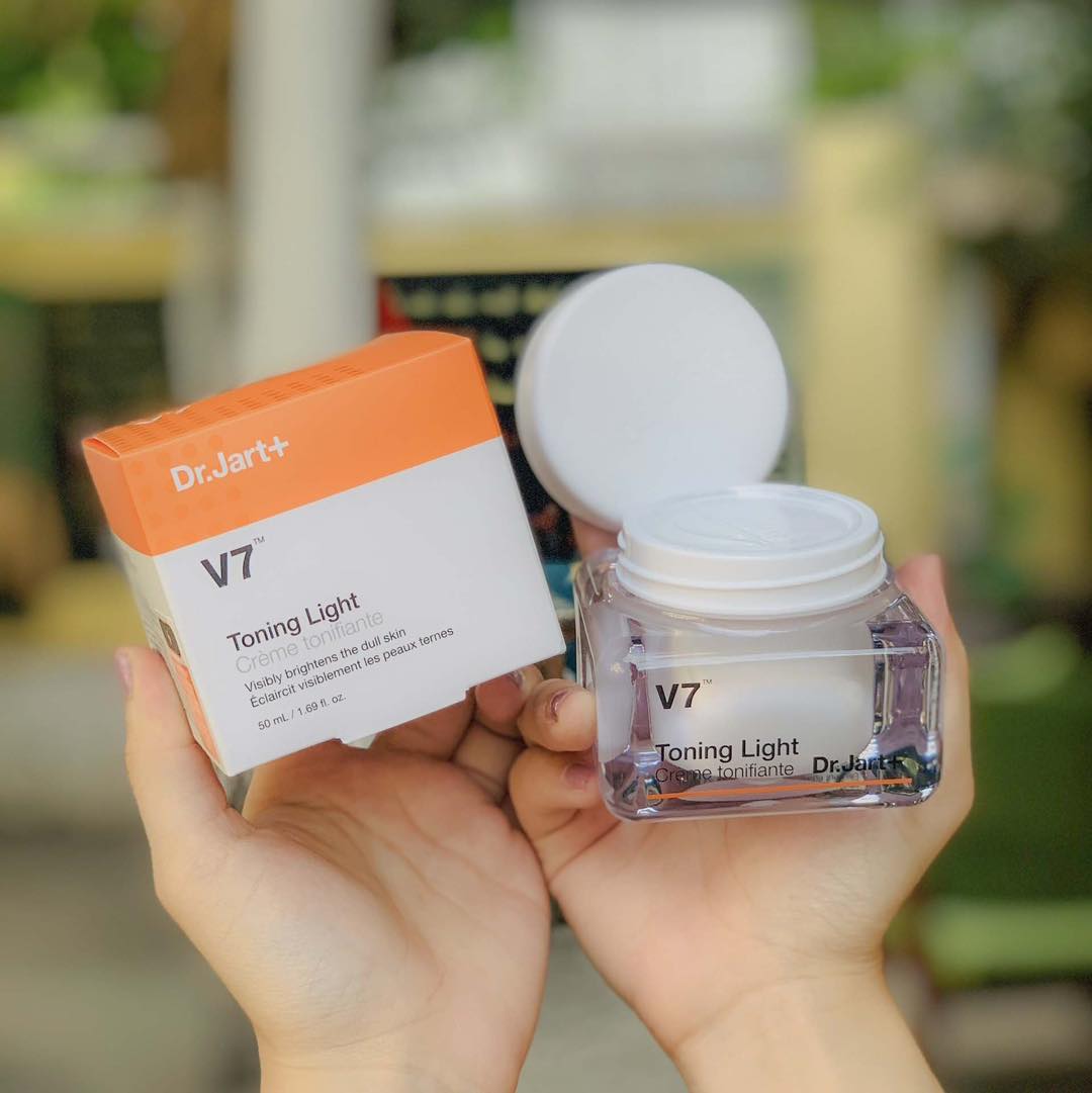 KEM DƯỠNG TRẮNG DA V7 TONING LIGHT