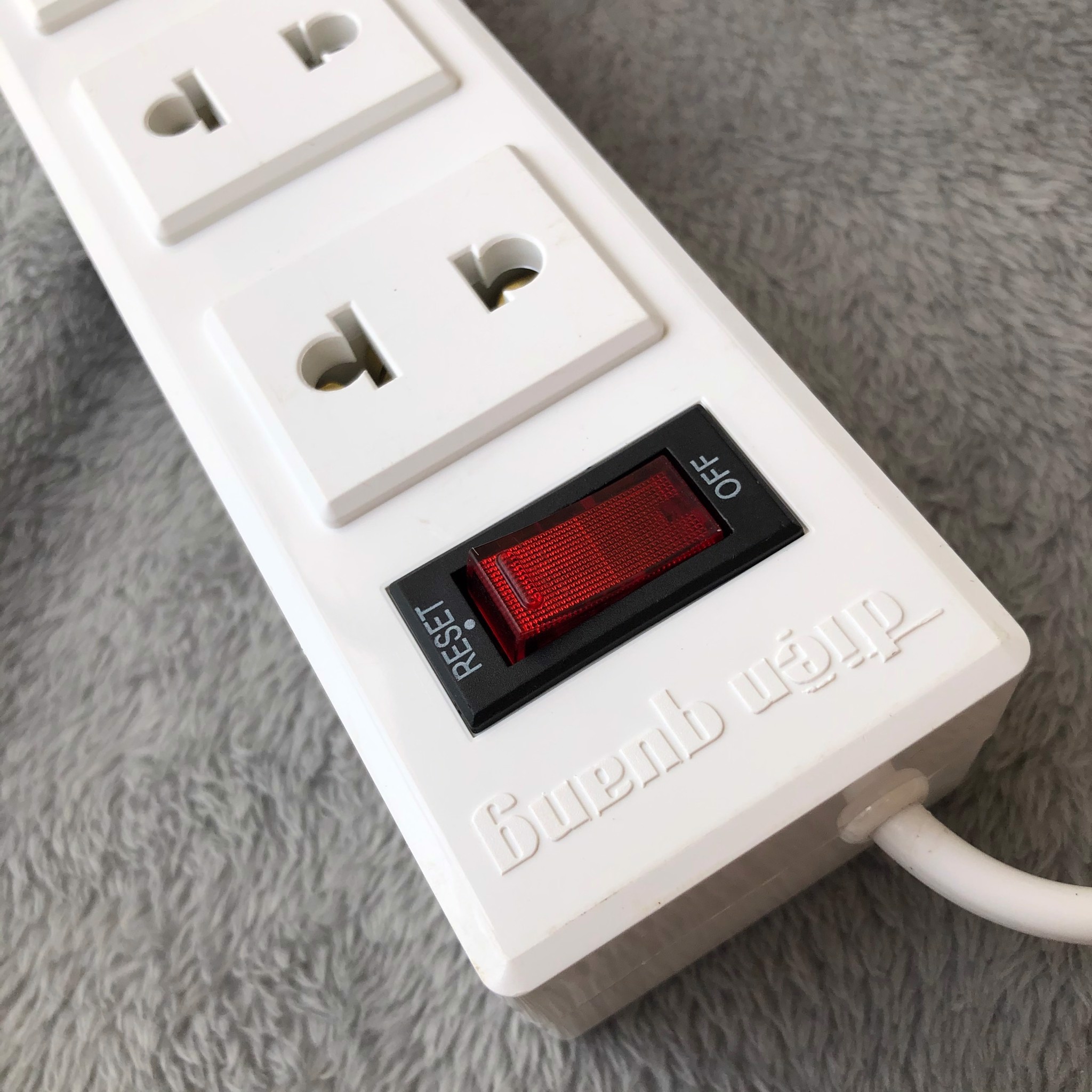 Ổ cắm Điện Quang ĐQ 001A-01 ( 6 lỗ 2 chấu )