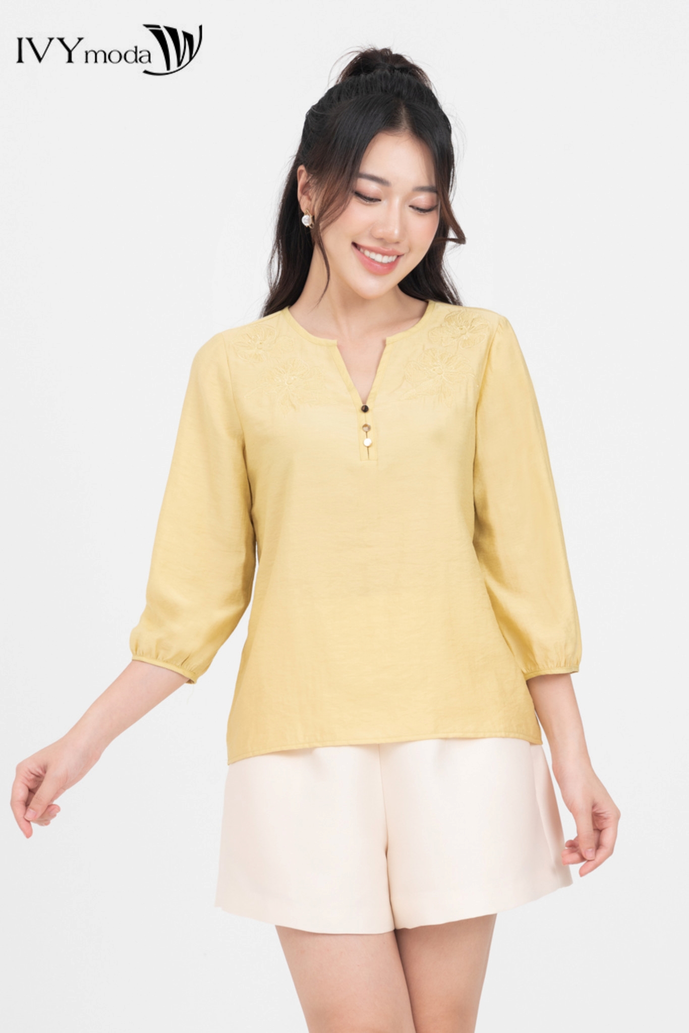 Áo kiểu cổ v phối khuy ivy moda ms 17m8246