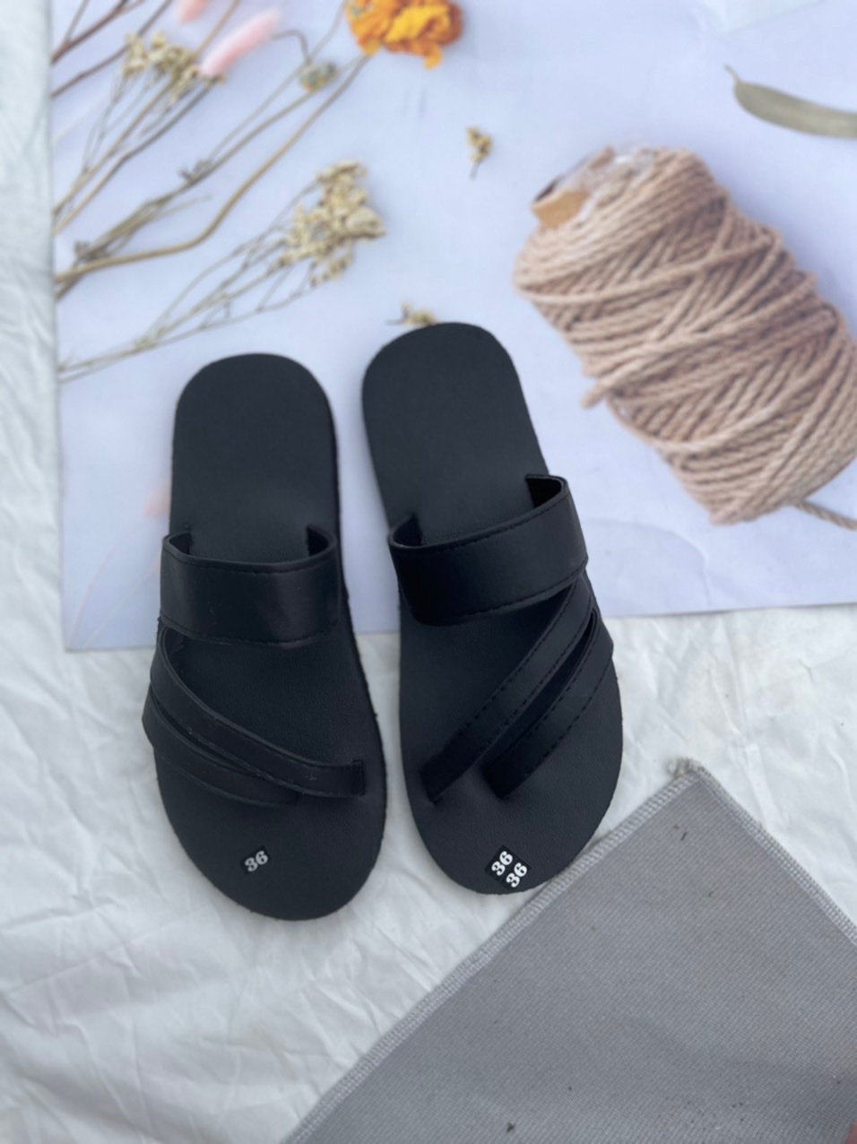 Dép xỏ ngón xéo 2 dây đen nam nữ
