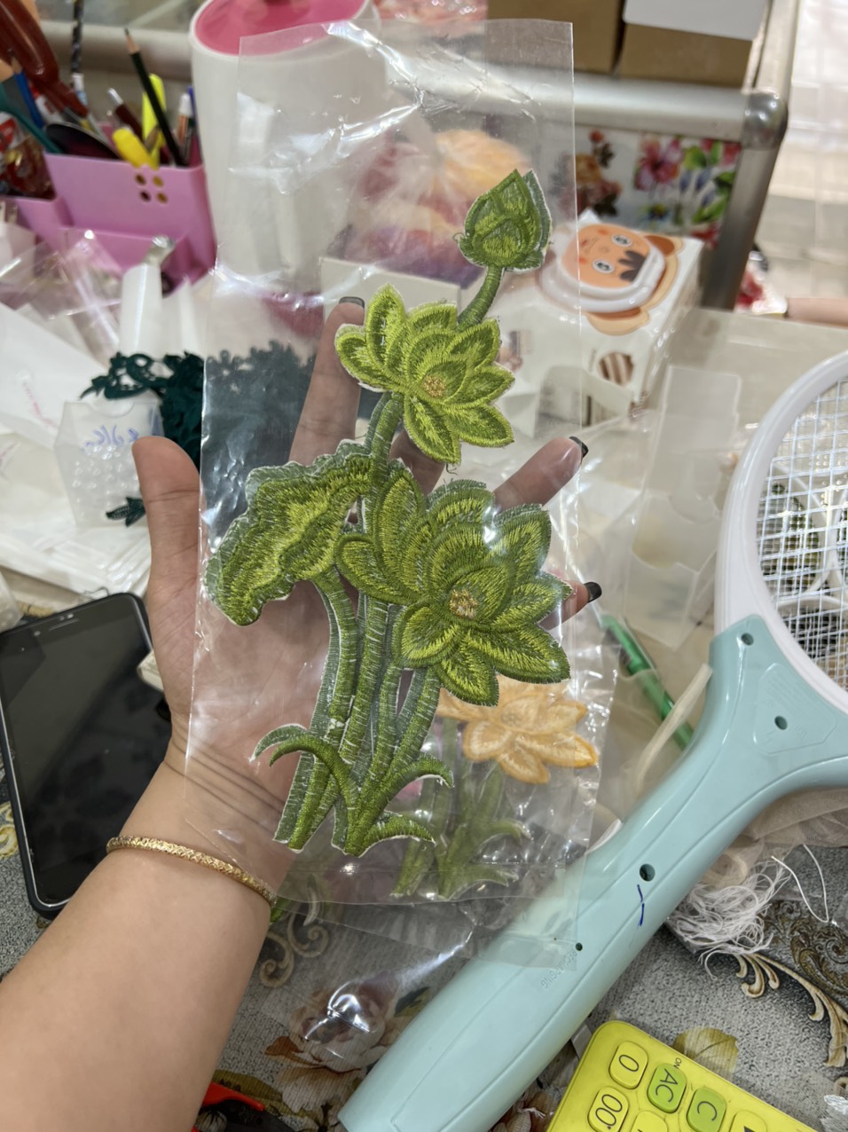 (ren ủi) cặp hoa thêu sen ủi 24cm