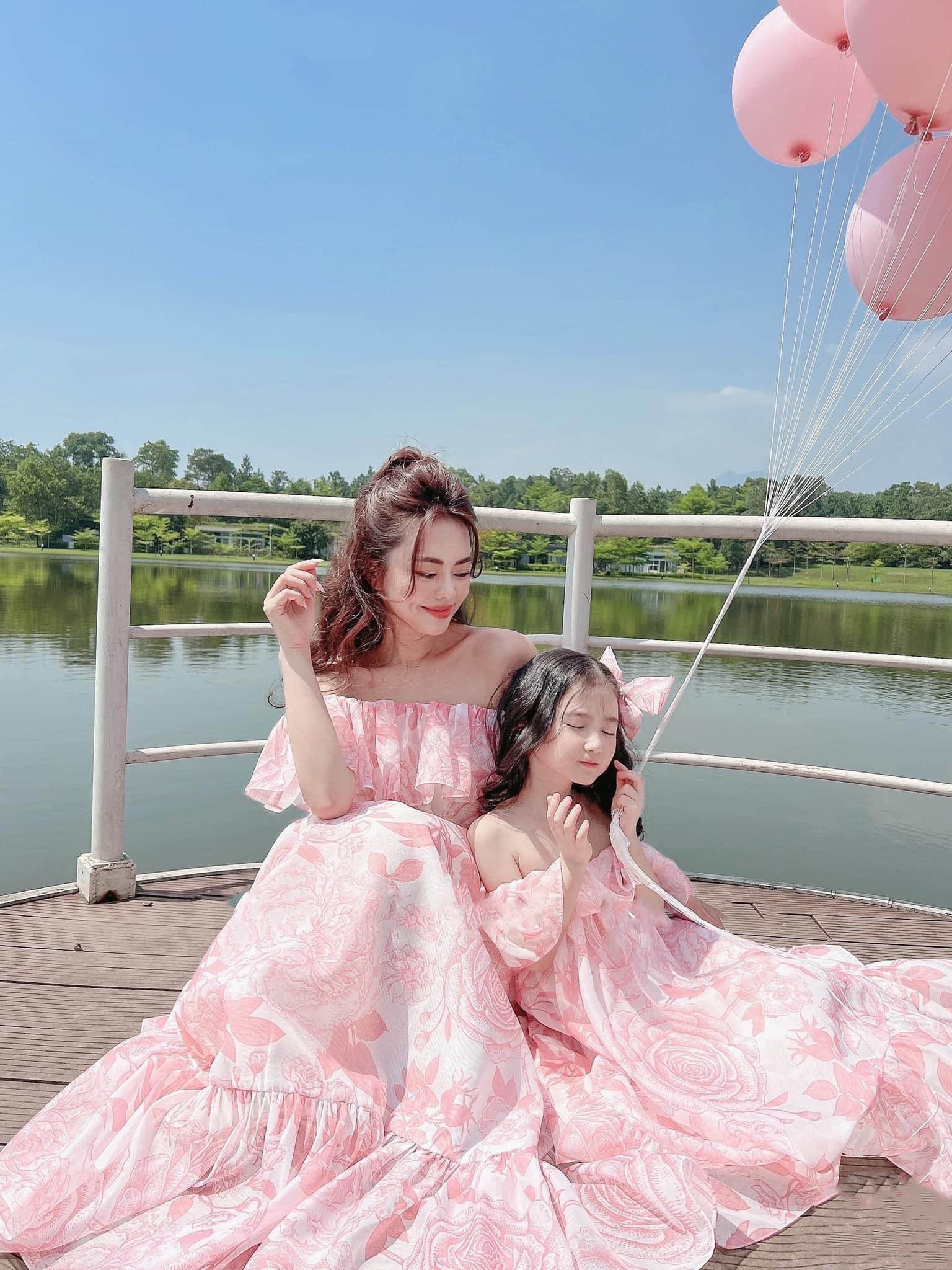 Nổi bần bật giữa bờ biển với váy đầm maxi đi biển cho mẹ và bé - Thời trang  - Việt Giải Trí