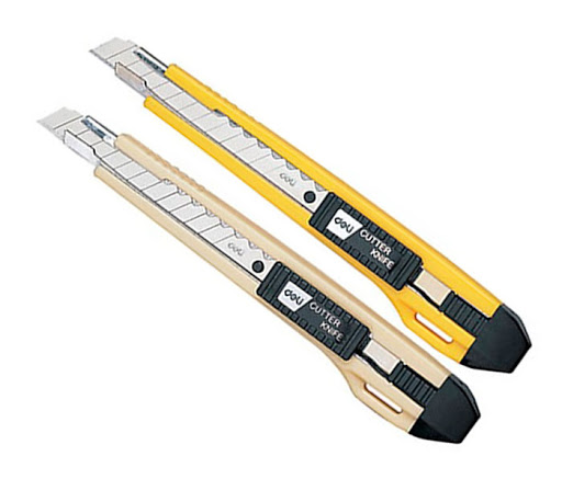 2 cây dao rọc giấy trung Deli 2031