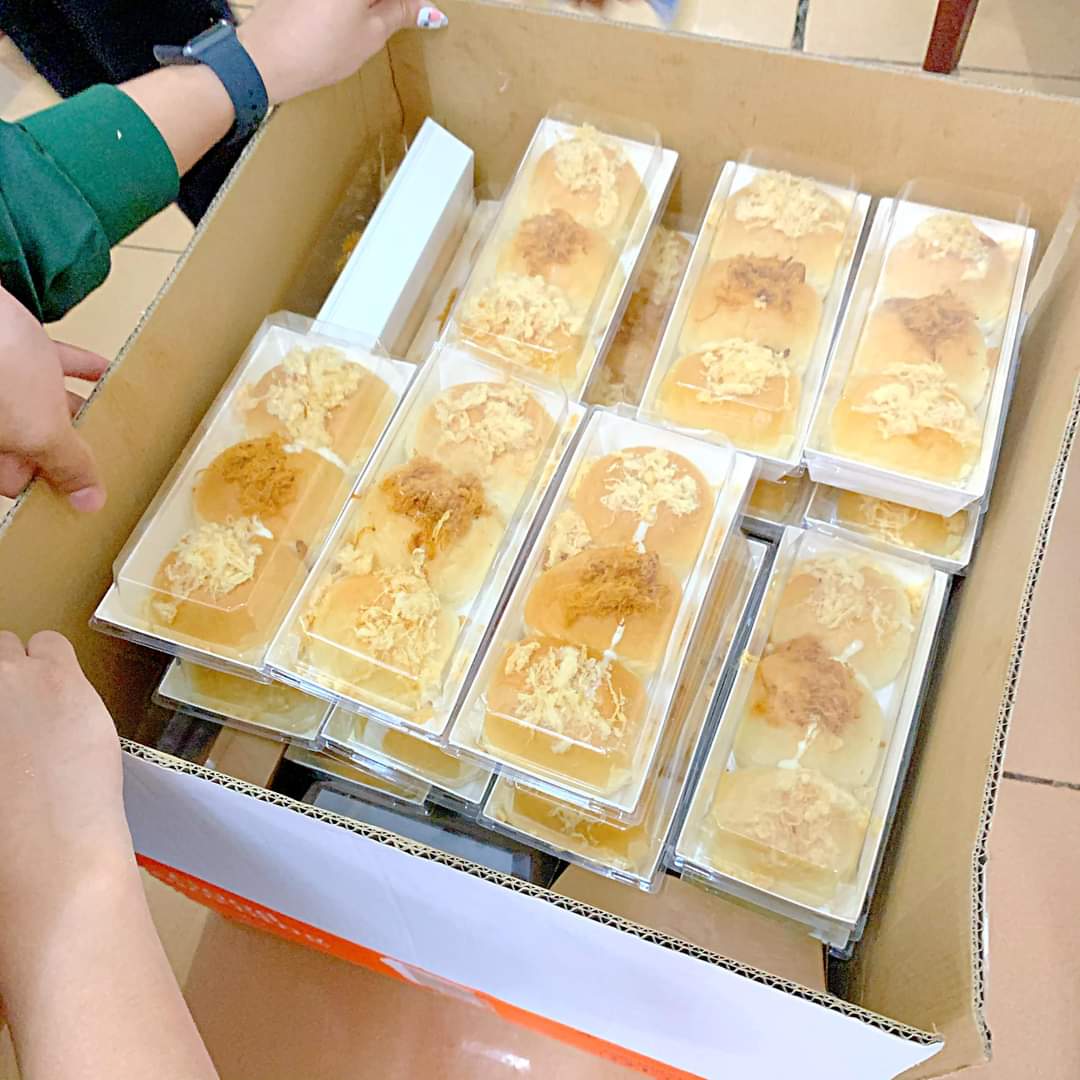 Hộp giấy dài đựng bánh nắp trong màu trắng và kraff