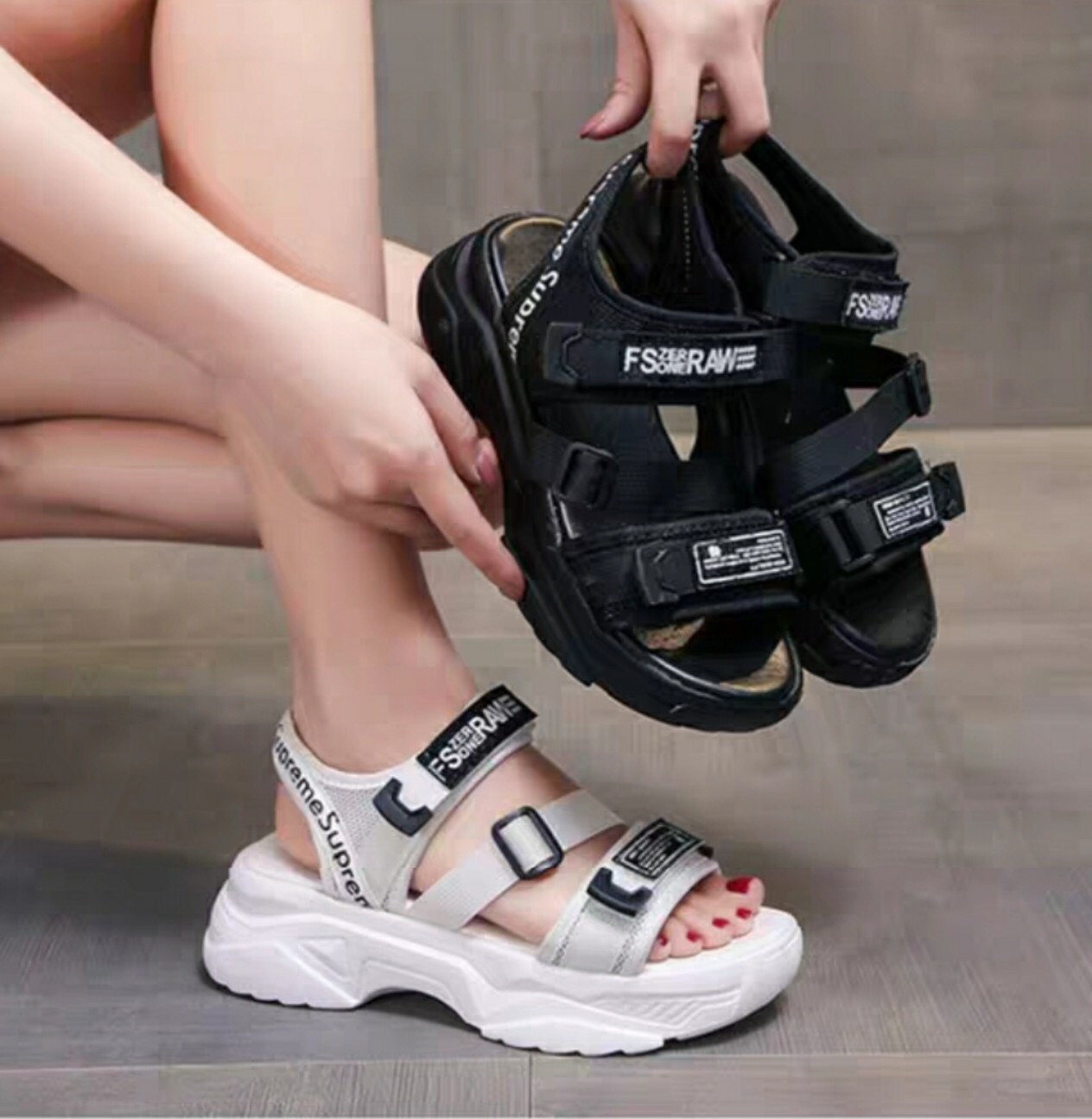 Dép sandal quai hậu nữ  chữ RAW cá tính đế mềm êm chân