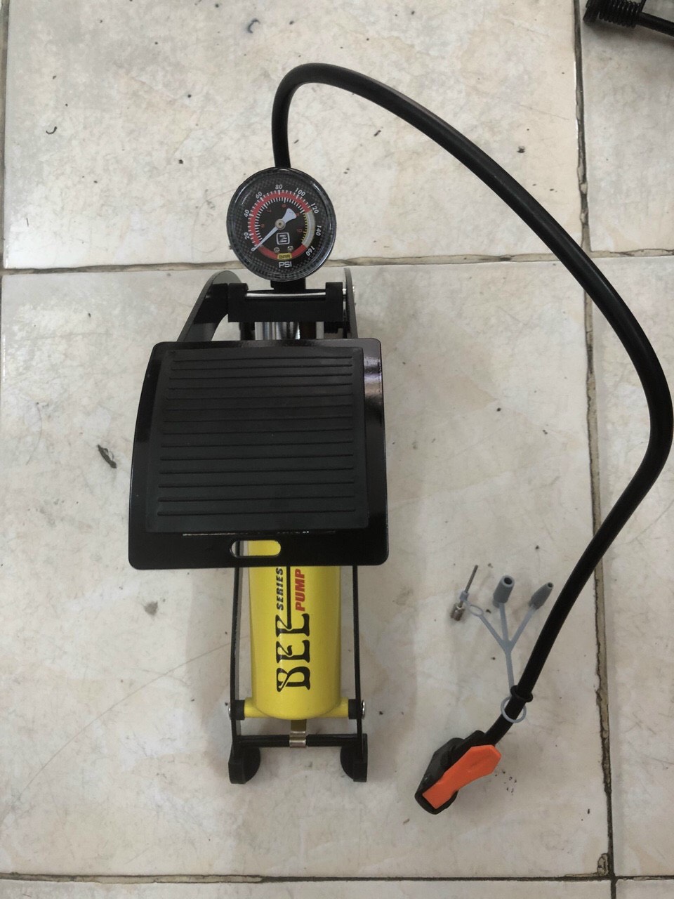 [HCM]BƠM ĐẠP CHÂN 1 XILANH HÃNG BEE VÀNG