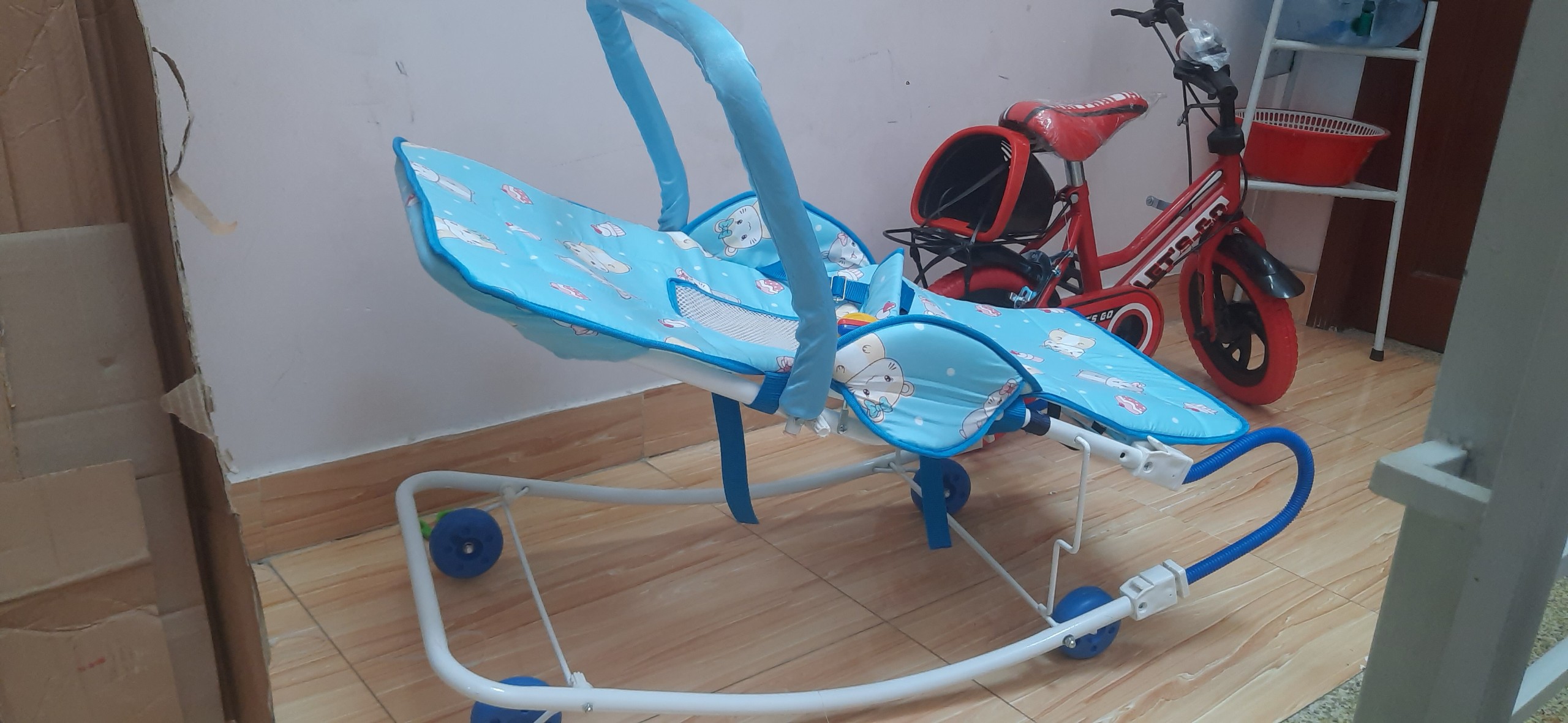 Xe nhún ăn bột gấp gọn cho bé kèm mùn chụp