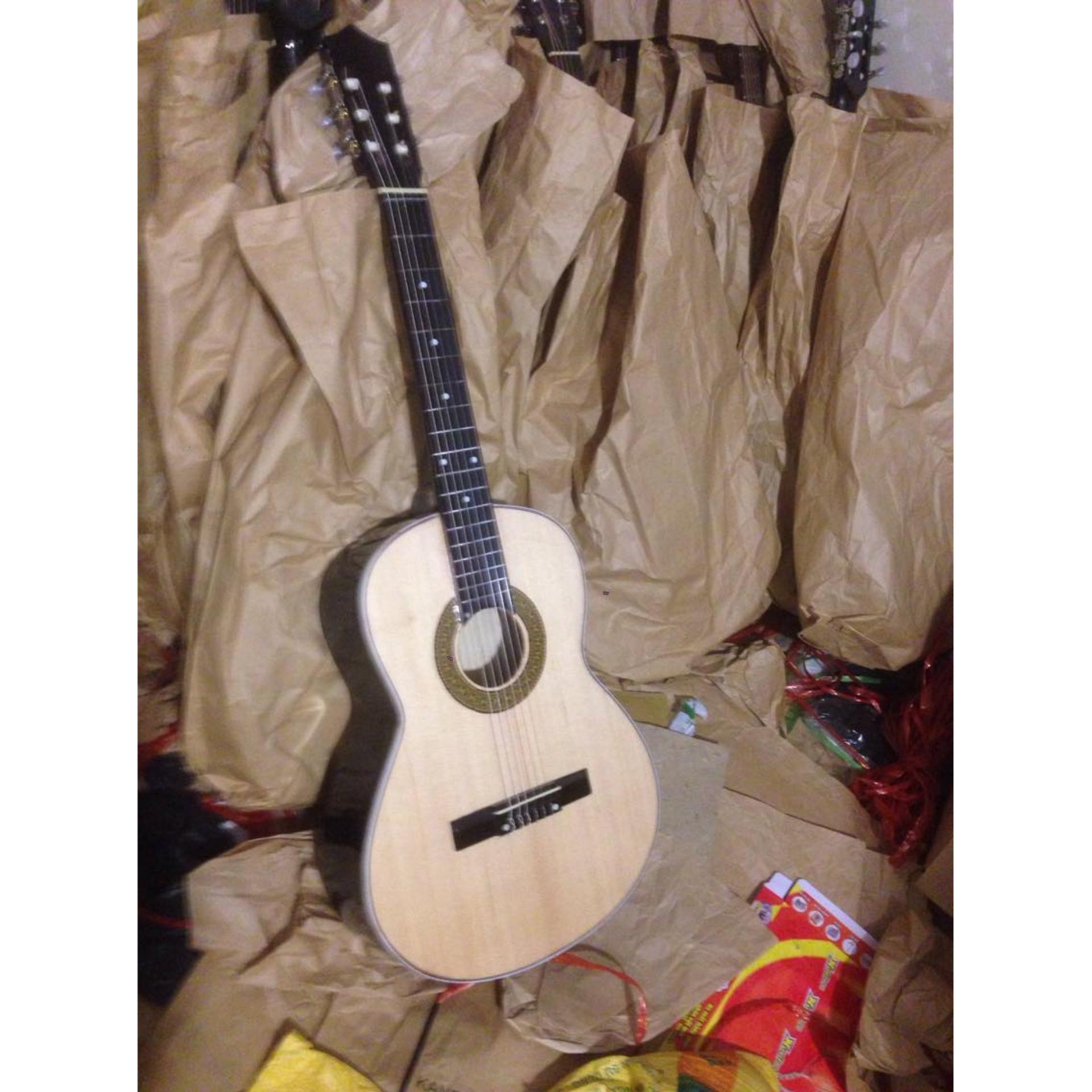 Guitar clasic A60. Mặt gỗ thông. Kèm bao
