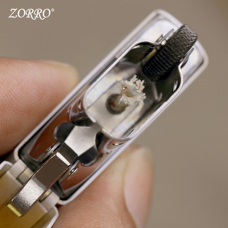Bật lửa xăng đá zorro cao cấp 2 mộc đáy viền vàng ( Mã SP Z91328 ) (Không Xăng)