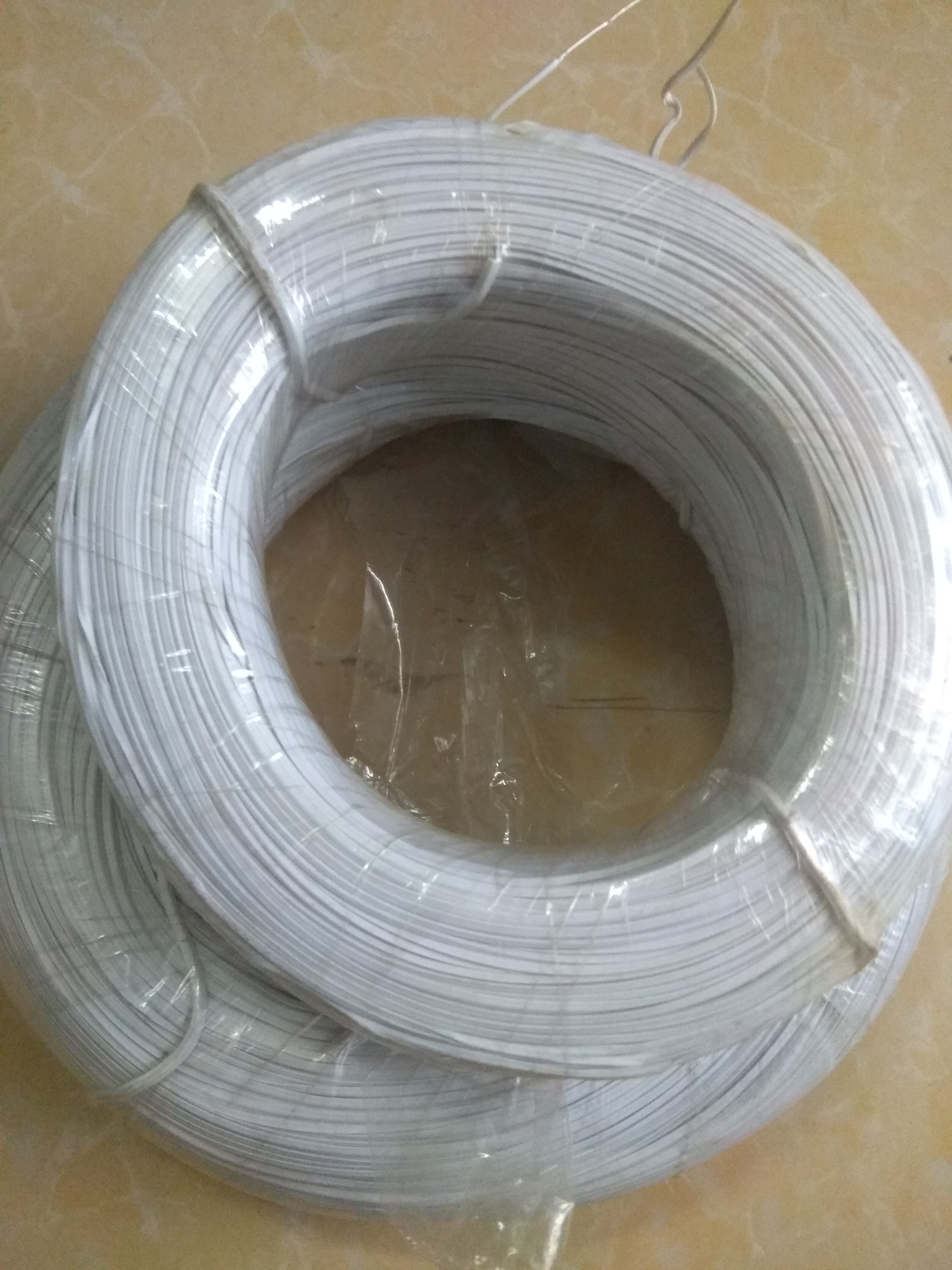 Dây kẽm bọc nhựa màu trắng dùng cột cố định cây trồng - cuộn 1 kg ( dài khoảng 100 mét )