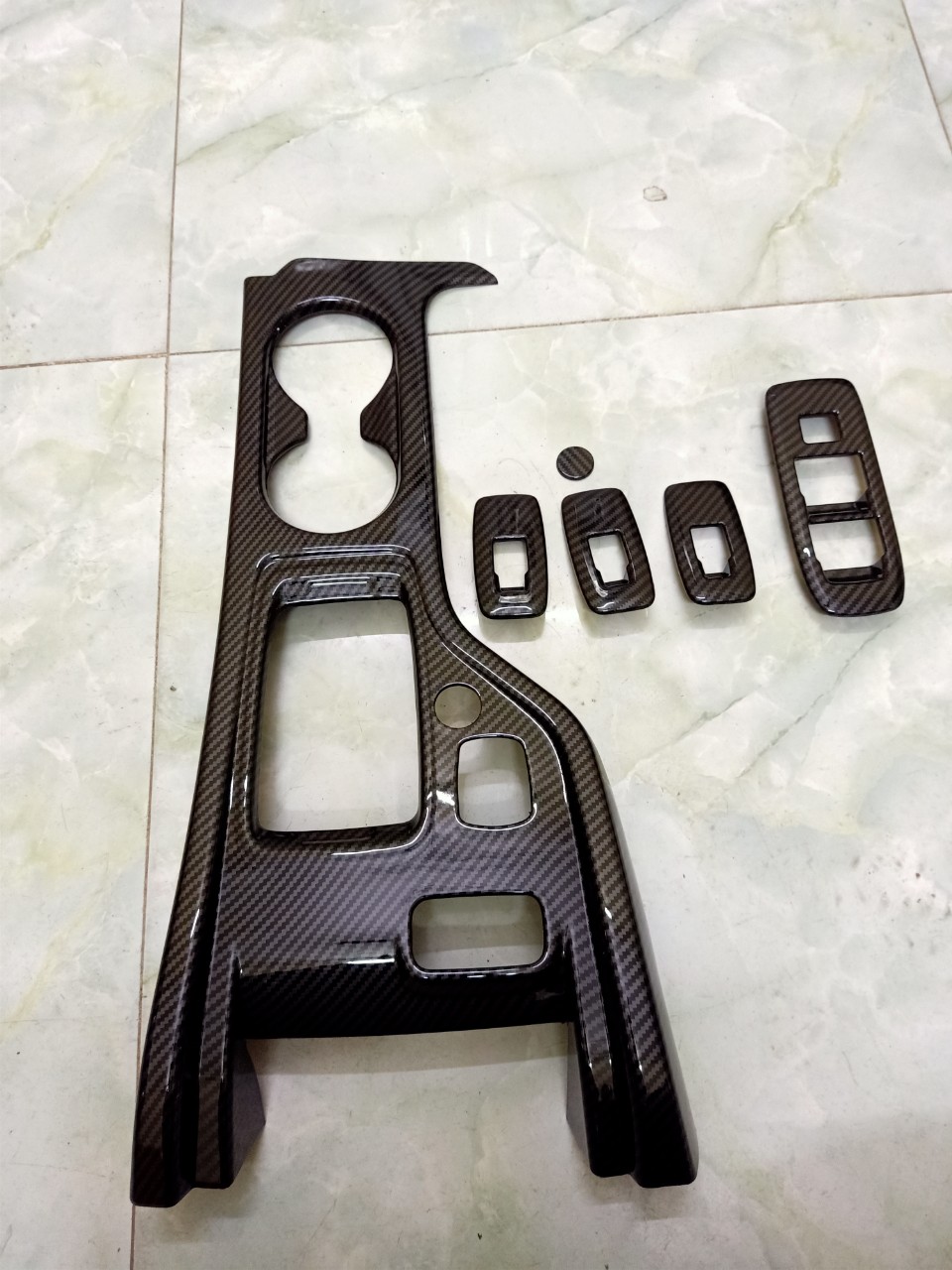 Ốp nội thất xe Ford Ranger 2015-2019 witrack số tự động mẫu nhựa vân carbon.