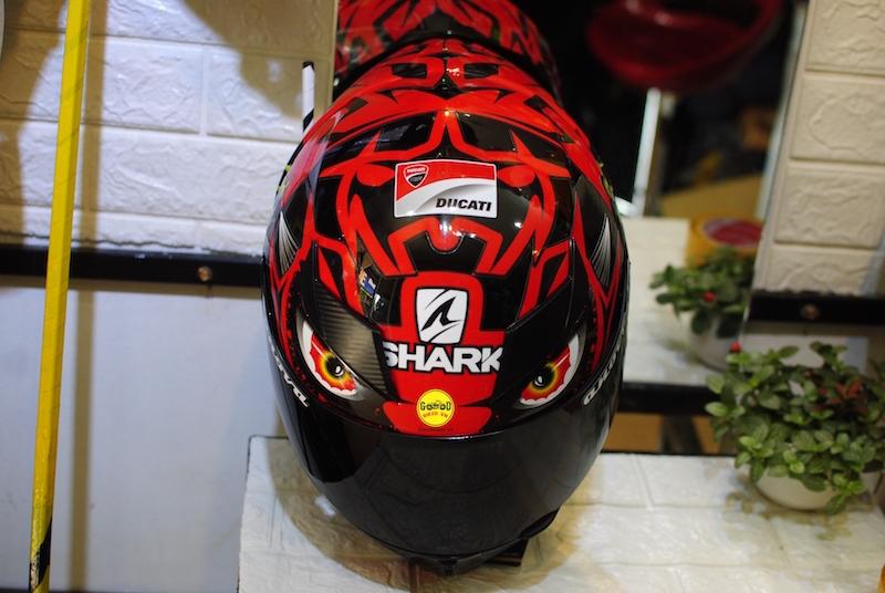 Mũ Royal M138b lên tem Shark Đỏ đen và đuôi gió Shark