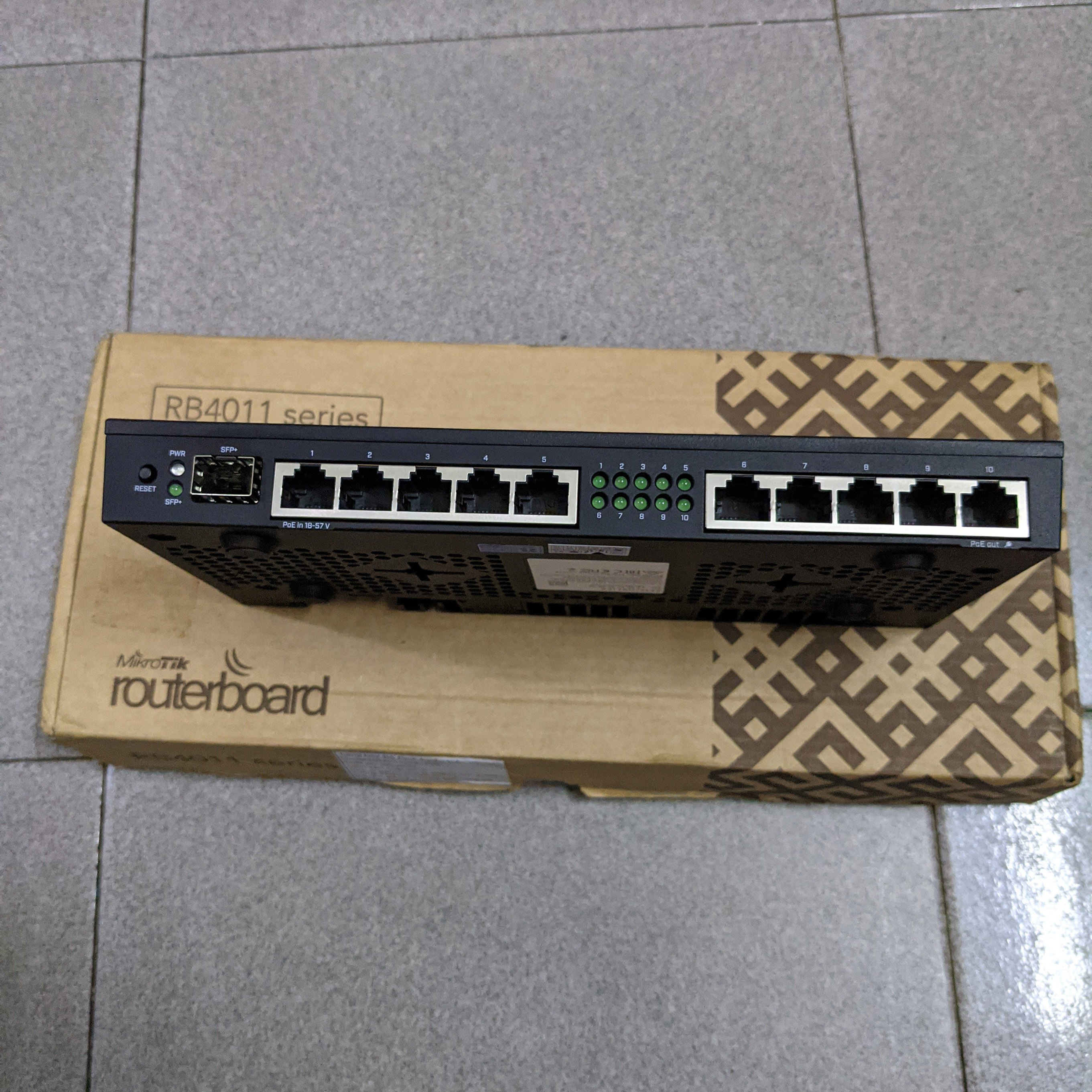 Router MIKROTIK RB4011iGS+RM fullbox