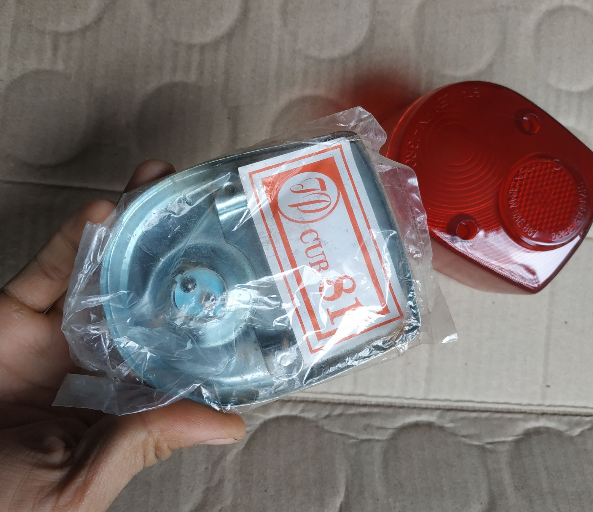 bộ nắp hậu đế đèn lái stop xe cup 81