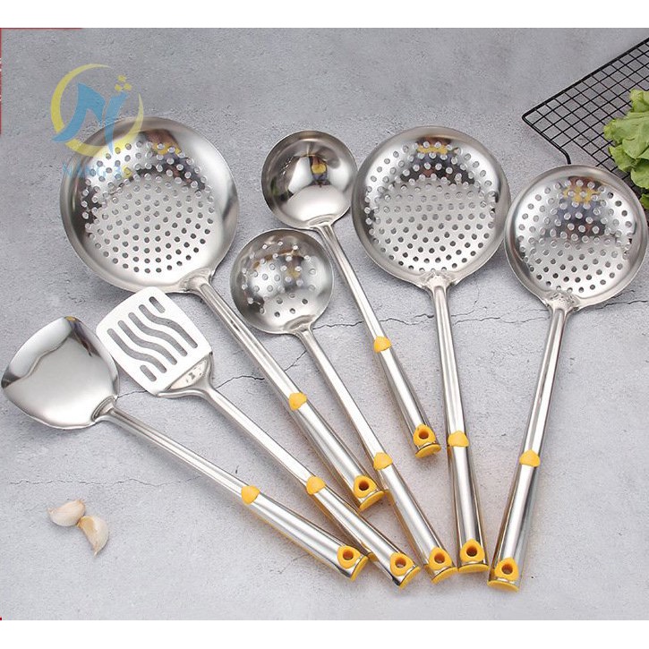 Xẻng lật đồ ăn chiên rán cán vàng