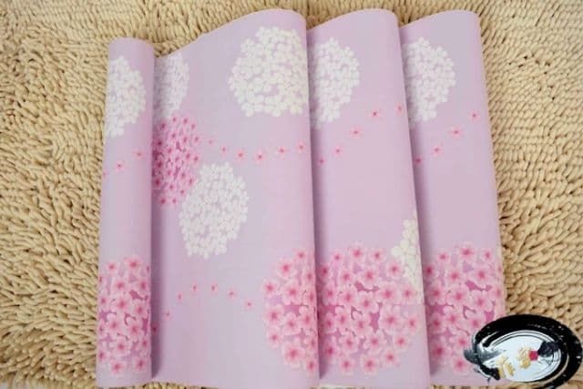Giấy dán tường hình tú cầu hồng ( cuộn dài 10m khổ rộng 45cm, có sẵn keo)