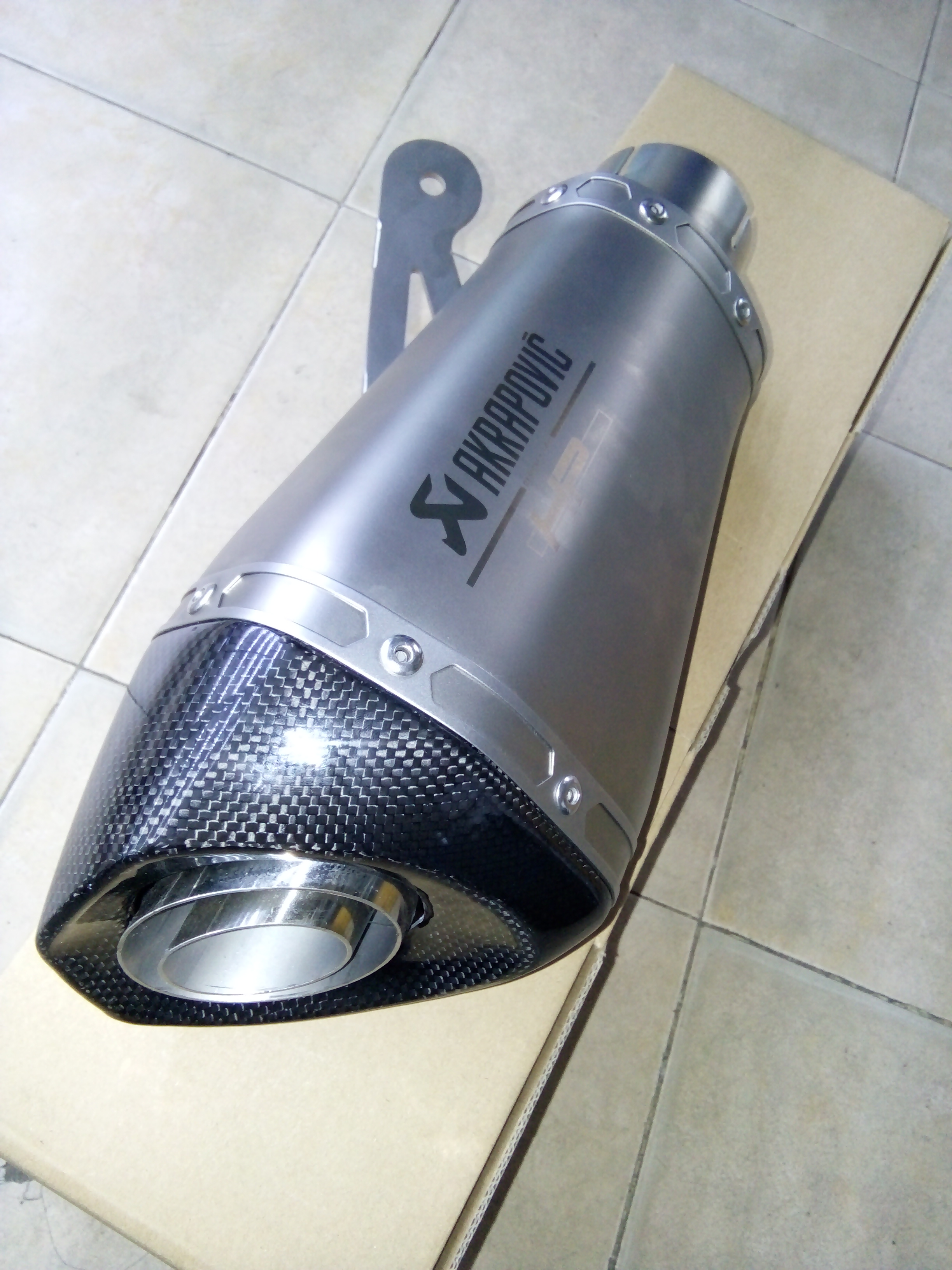 PÔ AKRAPOVIC BẦU TITAN ( Tặng kèm BÁT CHỐNG GẮN HỤT PÔ ĐỘ).