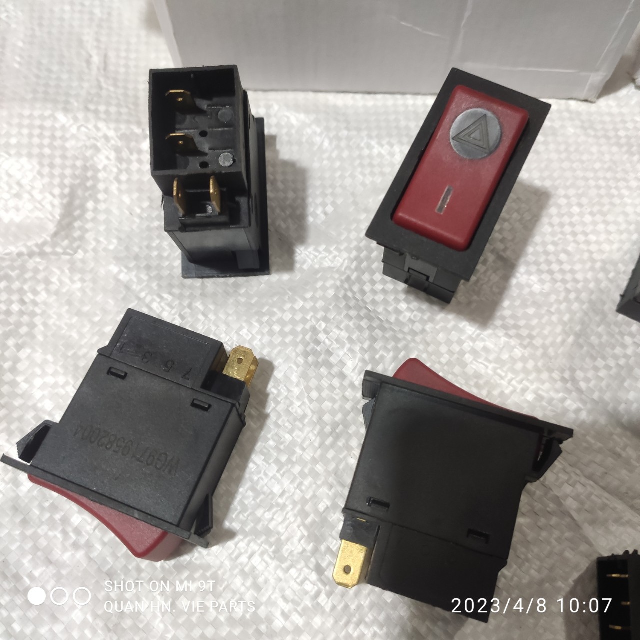 Công tắc cảnh báo xe howo, công tắc đèn howo, công tắc kính howo,...vie parts