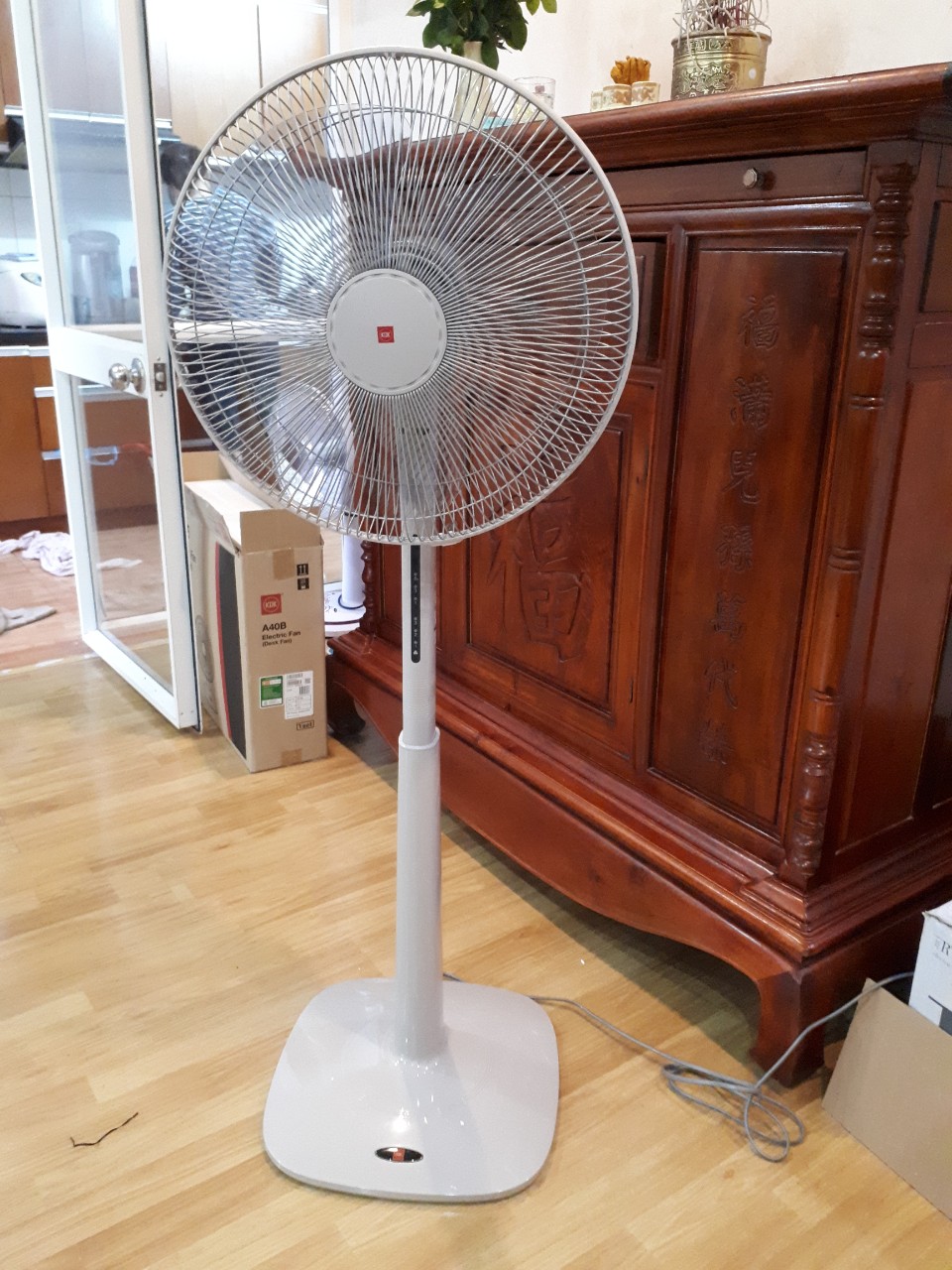 Quạt cây có điều khiển KDK M40K màu trắng sữa