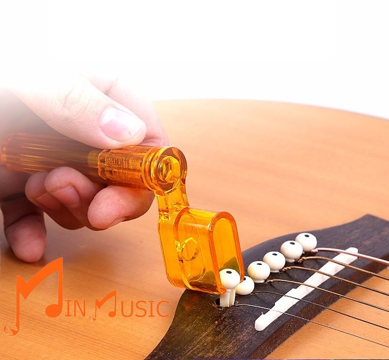 Tay quay thay dây đàn Guitar