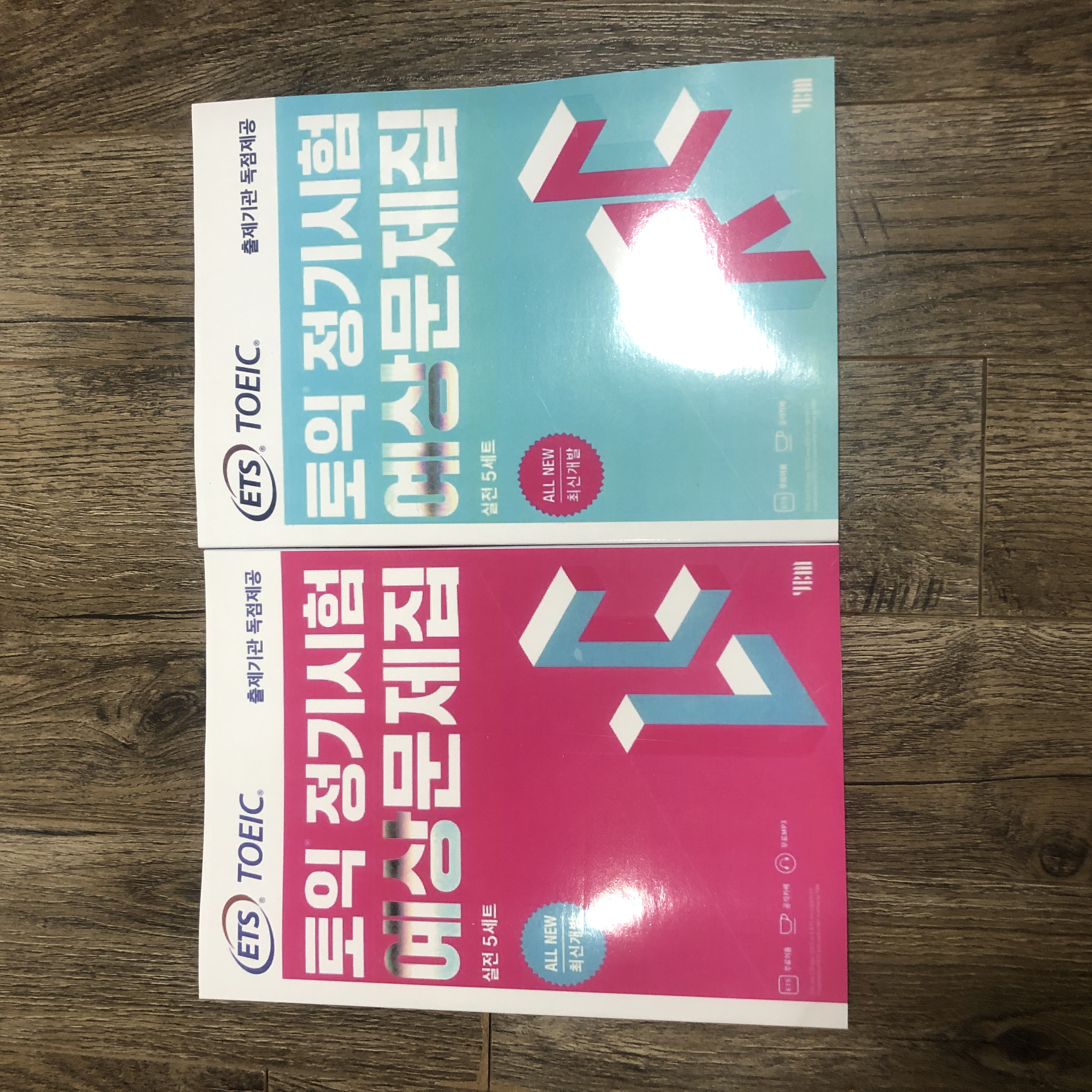 Bộ sách luyện thi  ETS 2021 TOEIC (File nghe và đáp án gửi qua mail)