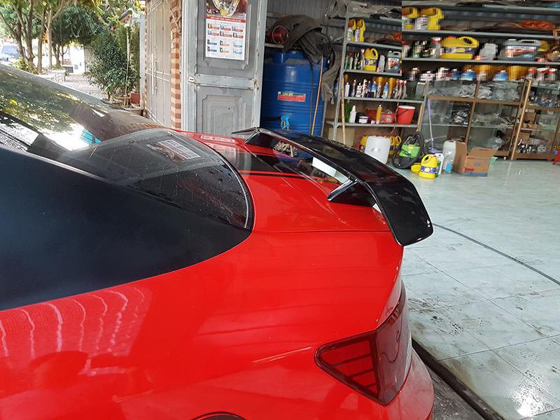 Đuôi gió có đèn xe Kia Cerato