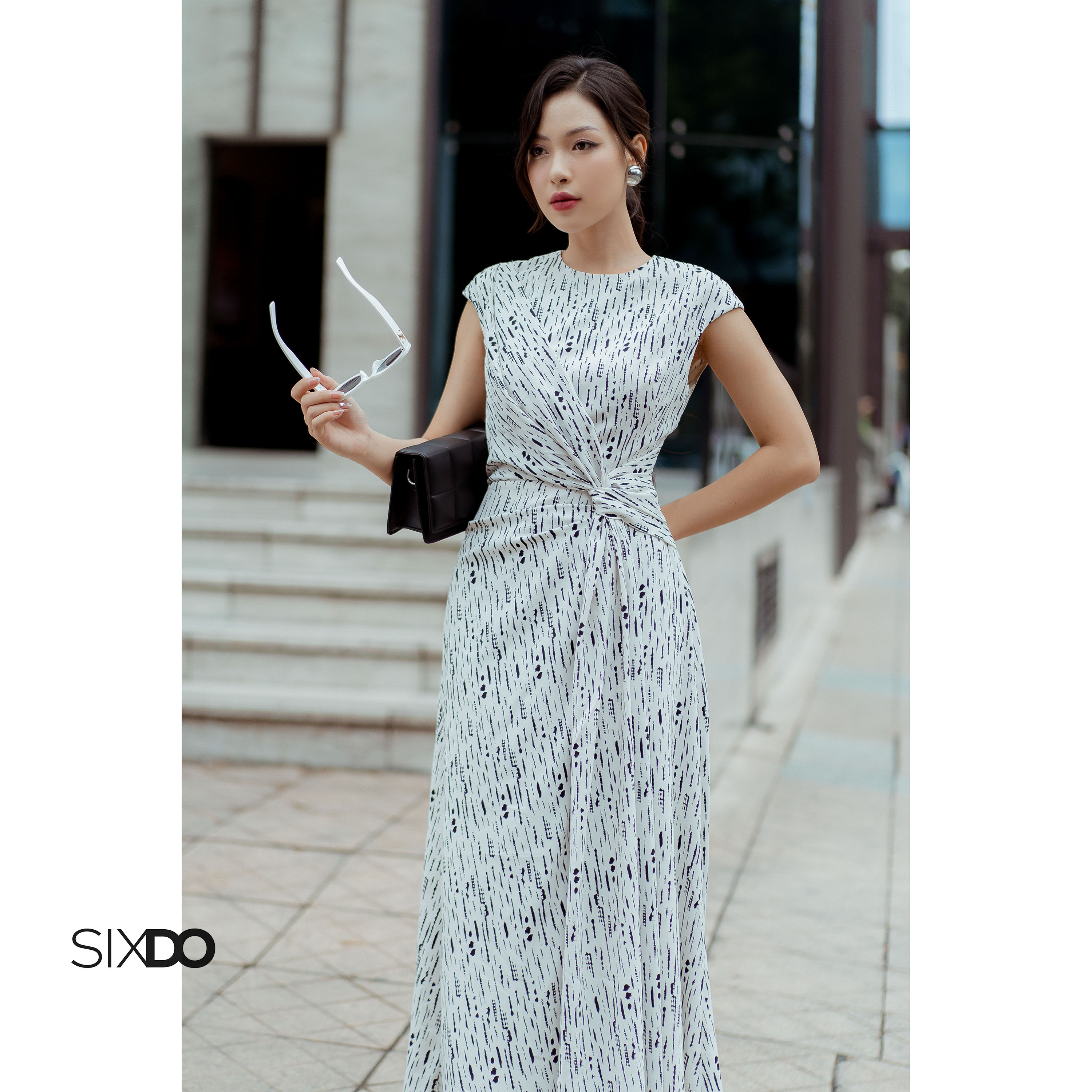Đầm lụa cổ tròn sát nách SIXDO (Light Cream Sleeveless Midi Silk Dress)