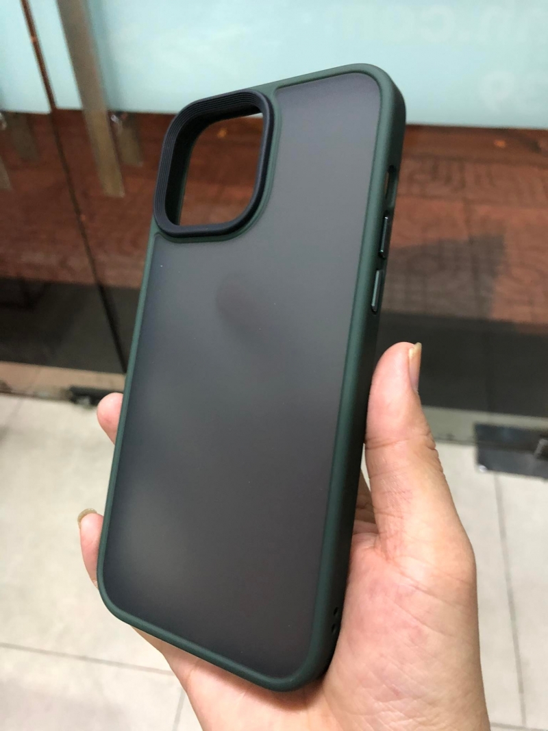 Ốp Lưng iPhone 13 Pro Viền Màu Lưng Đen Nhám Mờ Hiệu Likgus