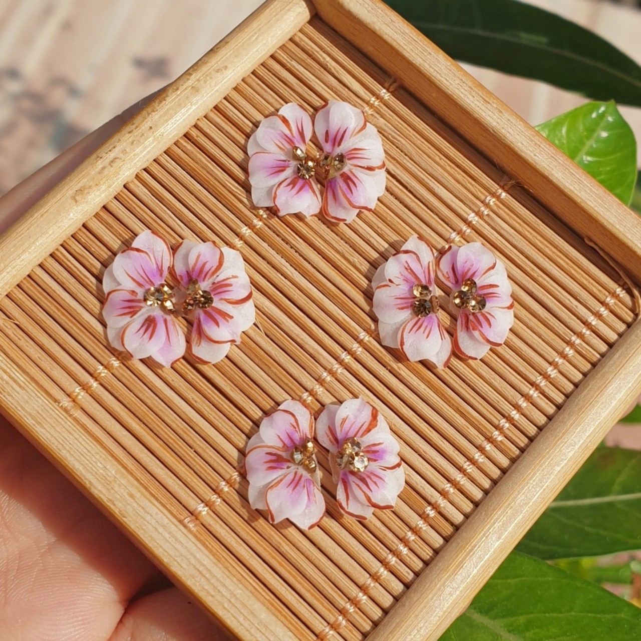 Hoa nửa hai tầng viền cánh - Hoa bột đính móng BYH015