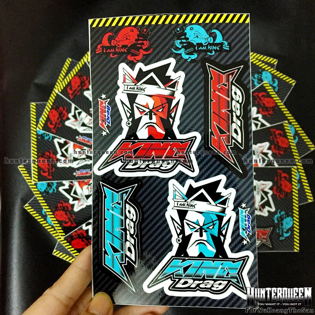 Bộ Hình Dán Logo King Drag Xanh Đỏ. Decal Cao Cấp Chống Nước, Sắc Nét, Bền Màu, Dính Chặt. In Theo Yêu Cầu