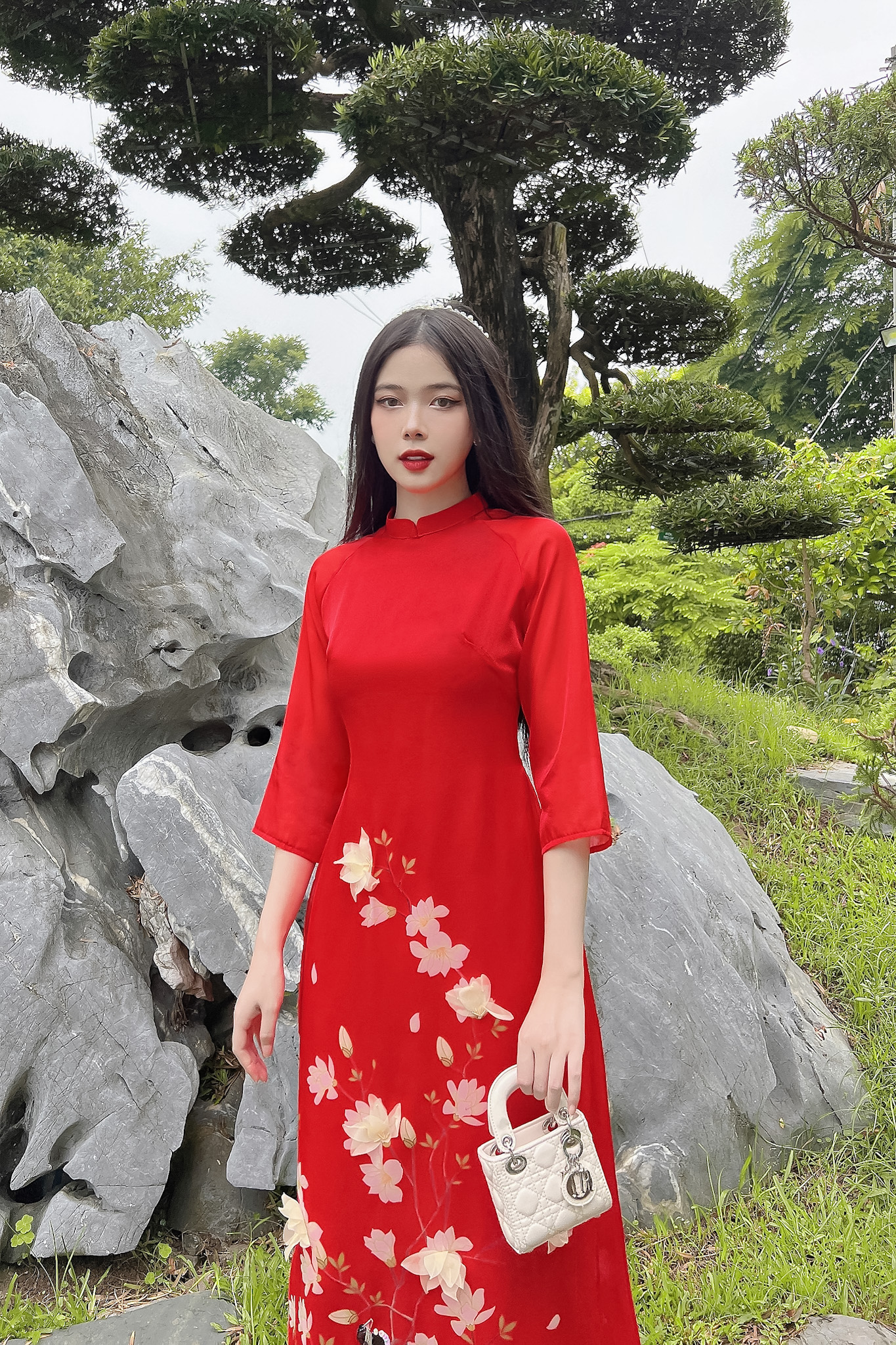Áo dài cách tân nữ đính hoa vàng chất vải tơ chuẩn dáng