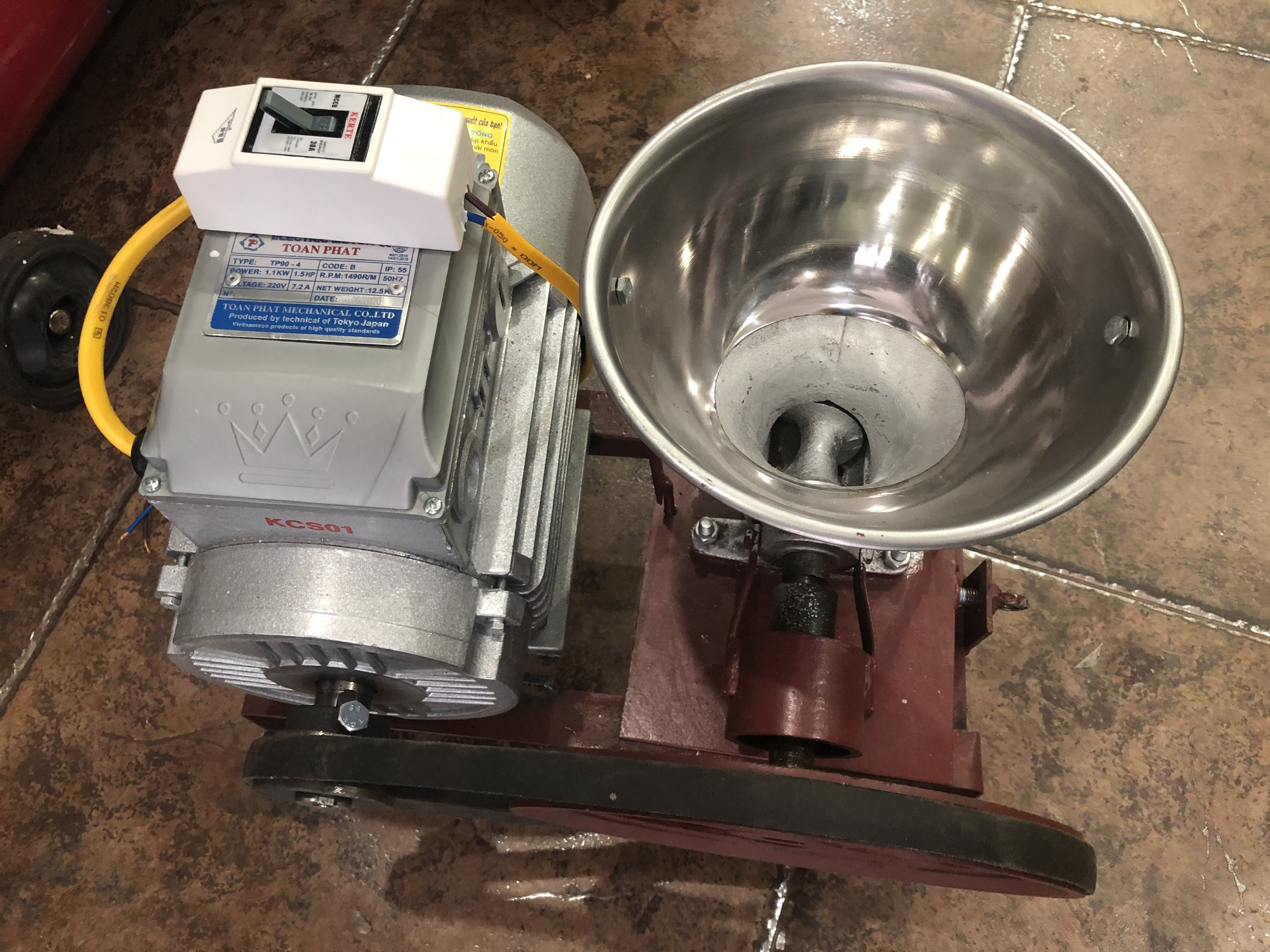 Máy xay nghiền xương gà, cổ gà vịt, xay con gà làm thức ăn