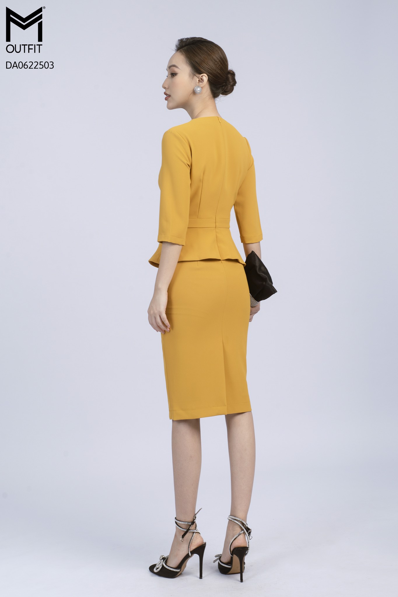 Đầm dáng ôm, tà bong, cổ V tay lửng - Mmoutfit