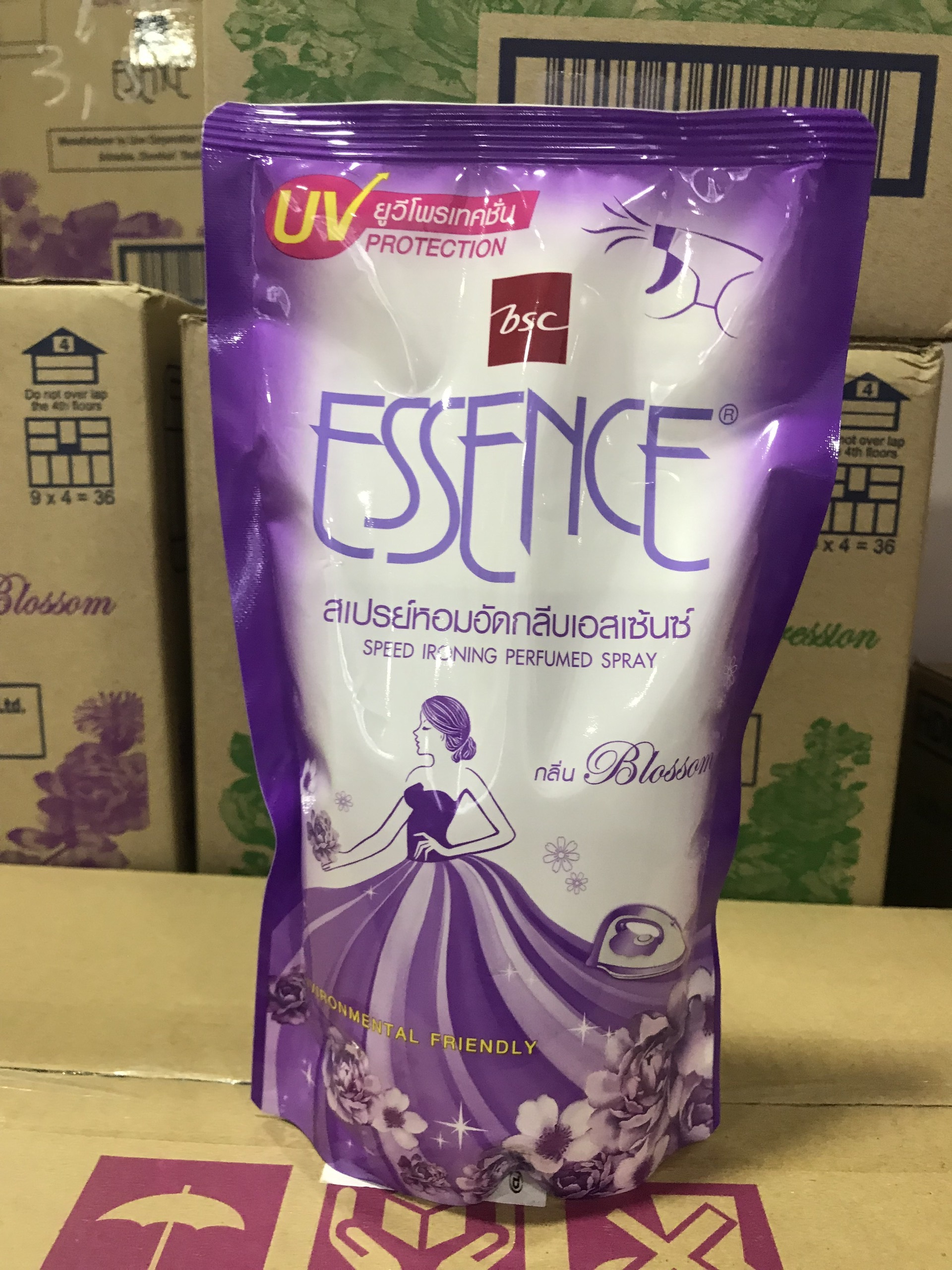 [HCM]Xịt ủi thơm quần áo Essence bịch 500ml