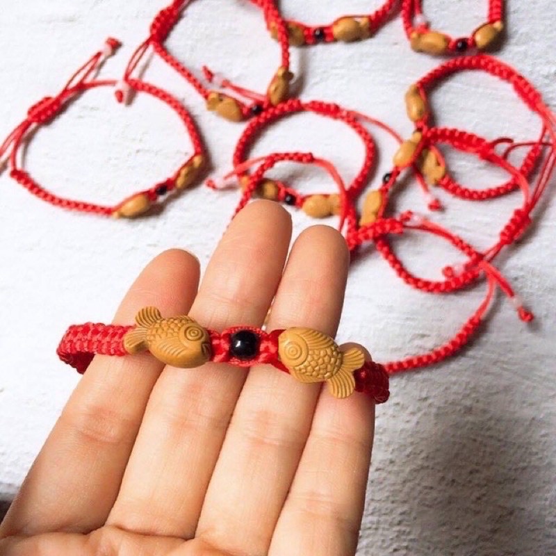 Vòng tay chỉ đỏ cá gỗ may mắn