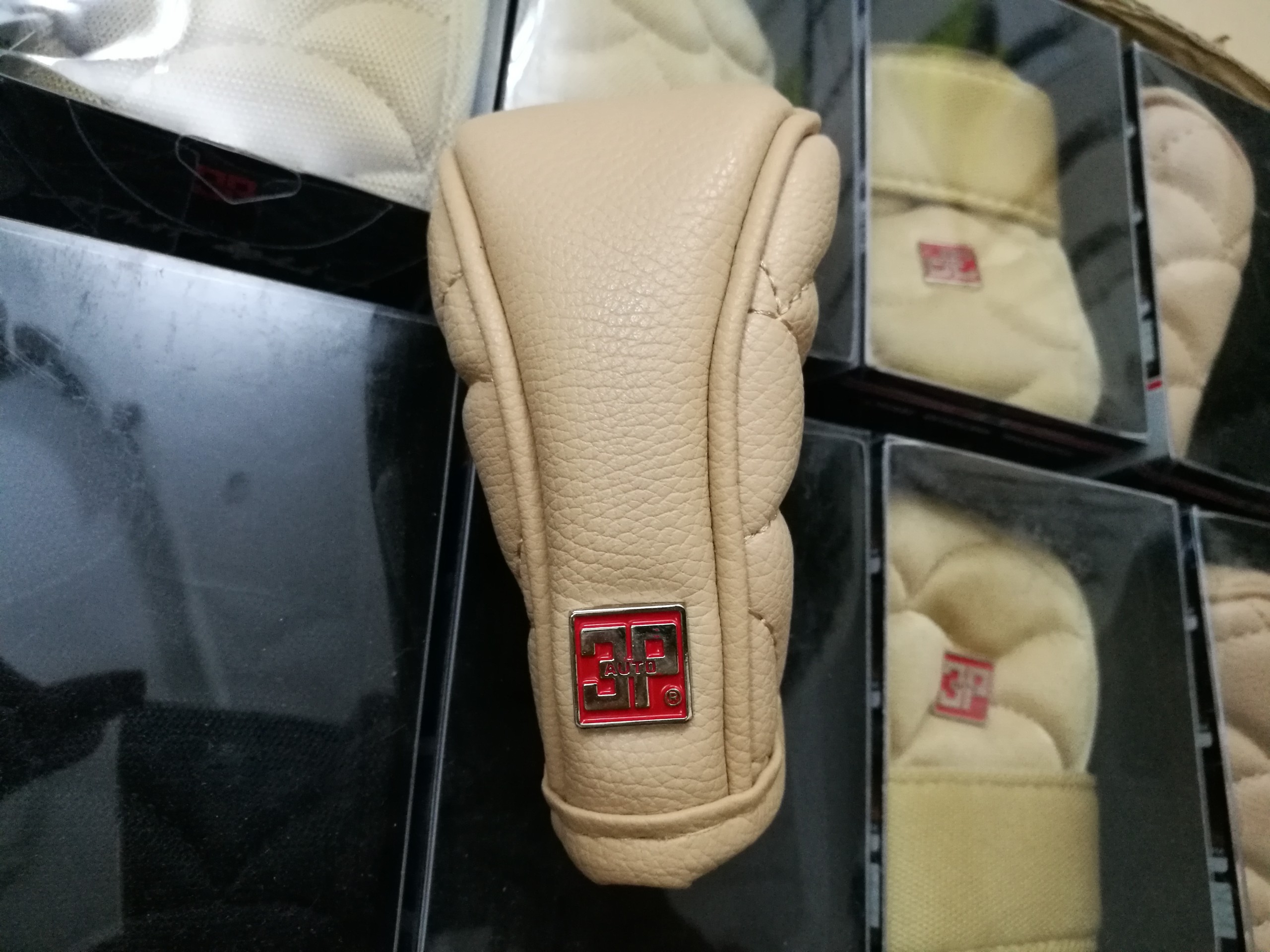 Bọc cần số xe ô tô da 3p màu kem