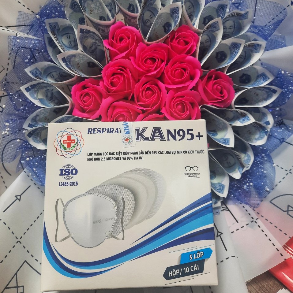 Khẩu trang y tế 5 lớp Khánh An KA N95+ kháng khuẩn màng lọc đặc biệt giúp ngăn cản 95% bụi mịn nhỏ hơn 2.5 micromet và 99% tia UV, không bam hơi vào kính