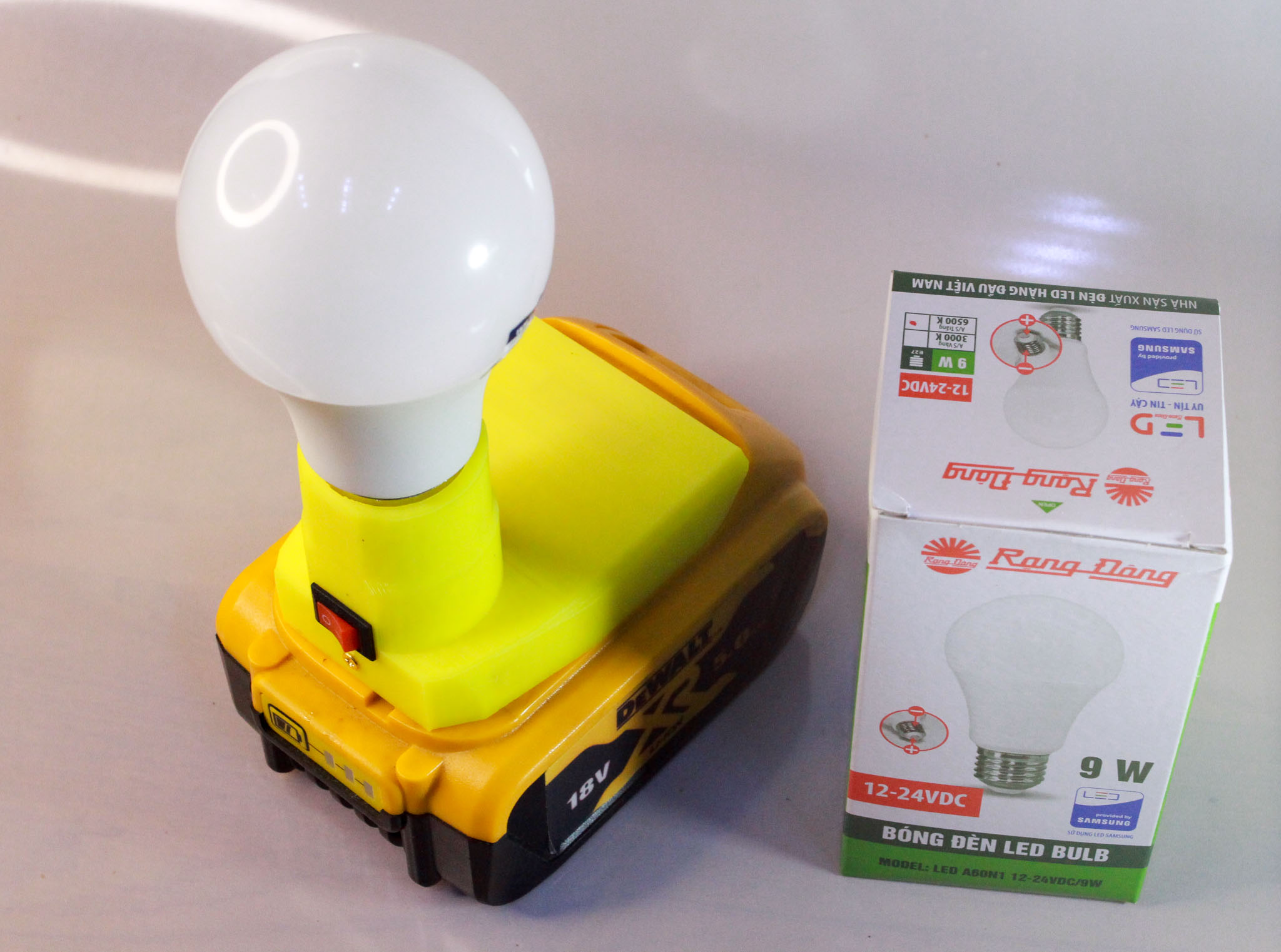 Đế đèn led thắp sáng dùng pin Dewalt 20v