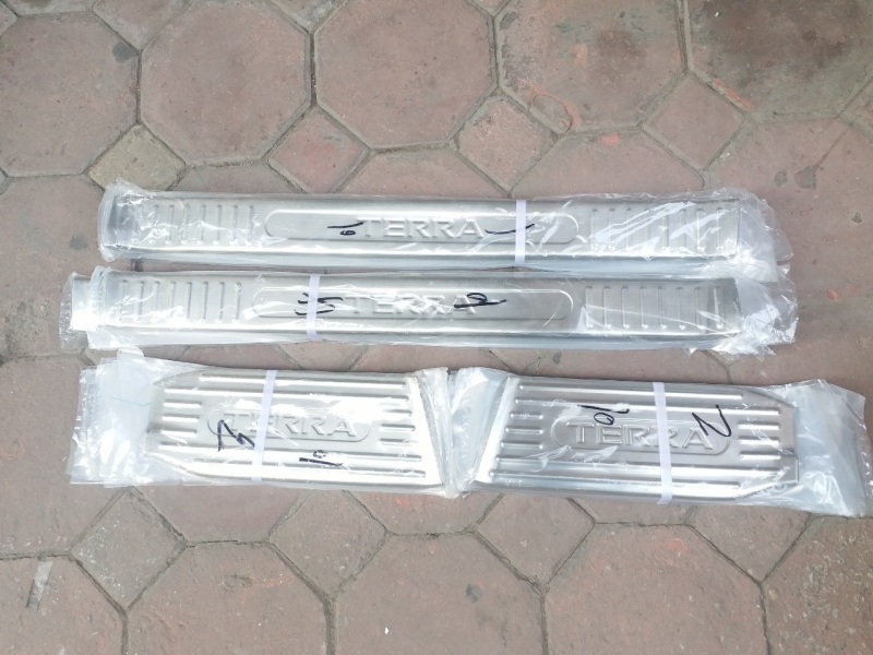 Bộ nẹp bước chân trong Inox Cho xe Nissan Terra đời 2019,2020,2021