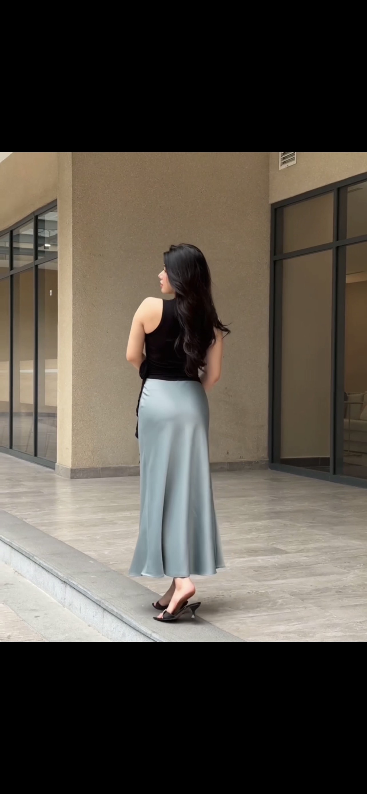 chân váy lụa cạp trễ dáng dài chất vải lụa vân gỗ sang trọng