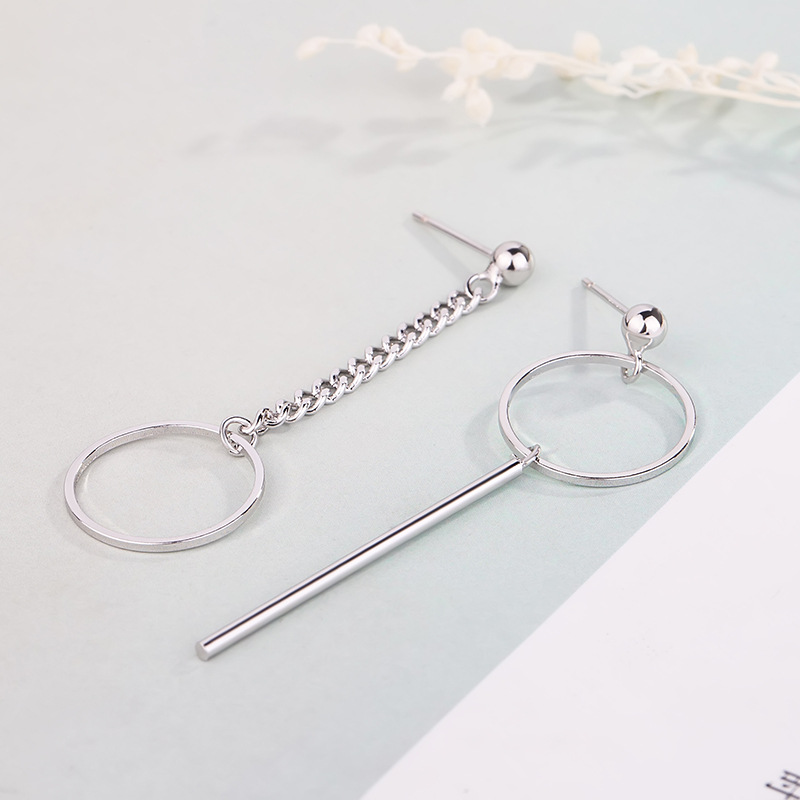 Khuyên tai nữ vòng tròn bất đối xứng