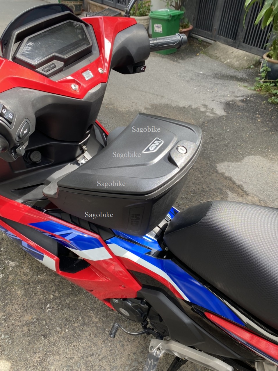 Thùng giữa givi mẫu G10N kèm pát chuẩn lắp cho Winner X