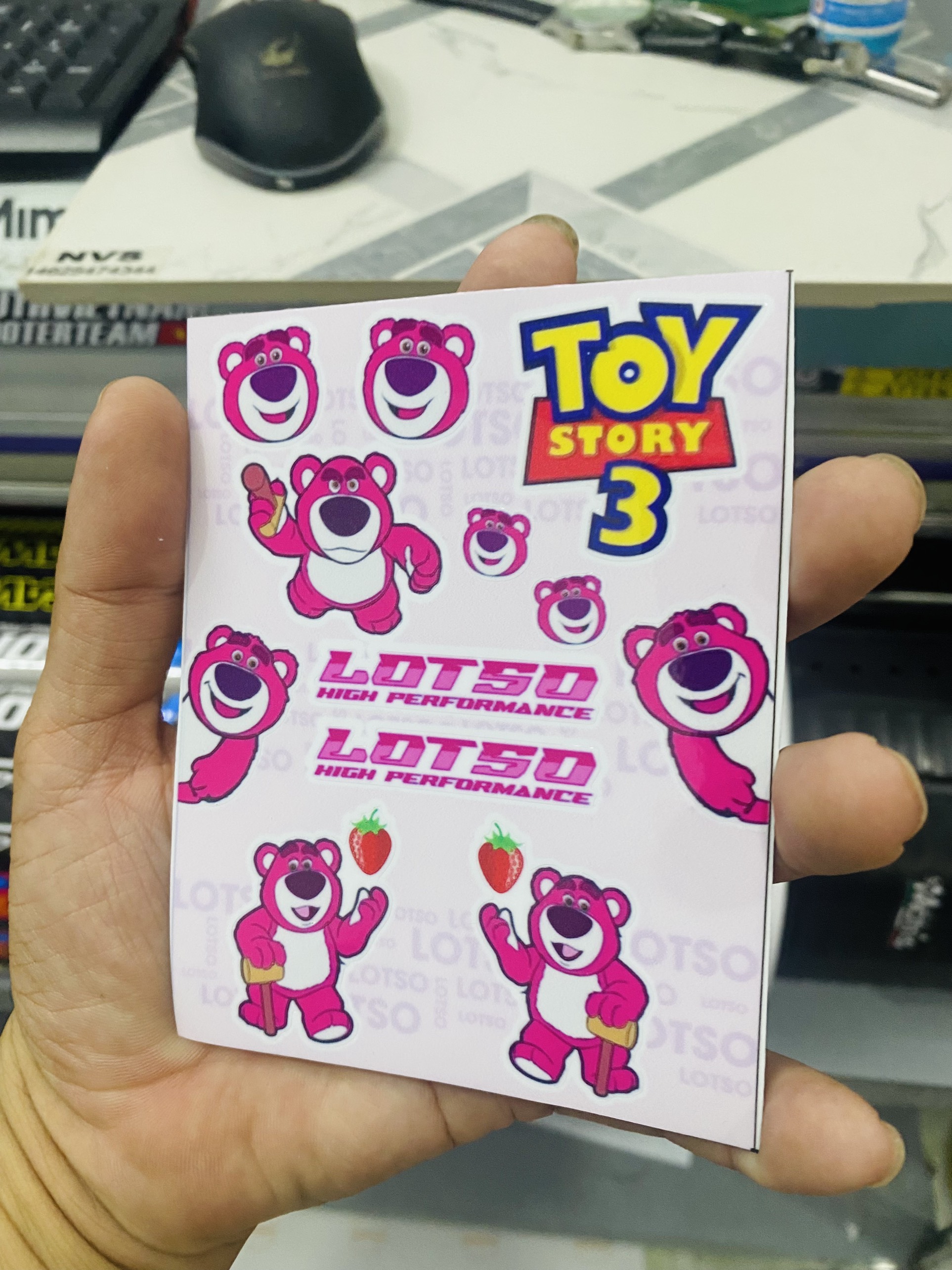 Tem logo gấu dâu lotso mini 10x13cm