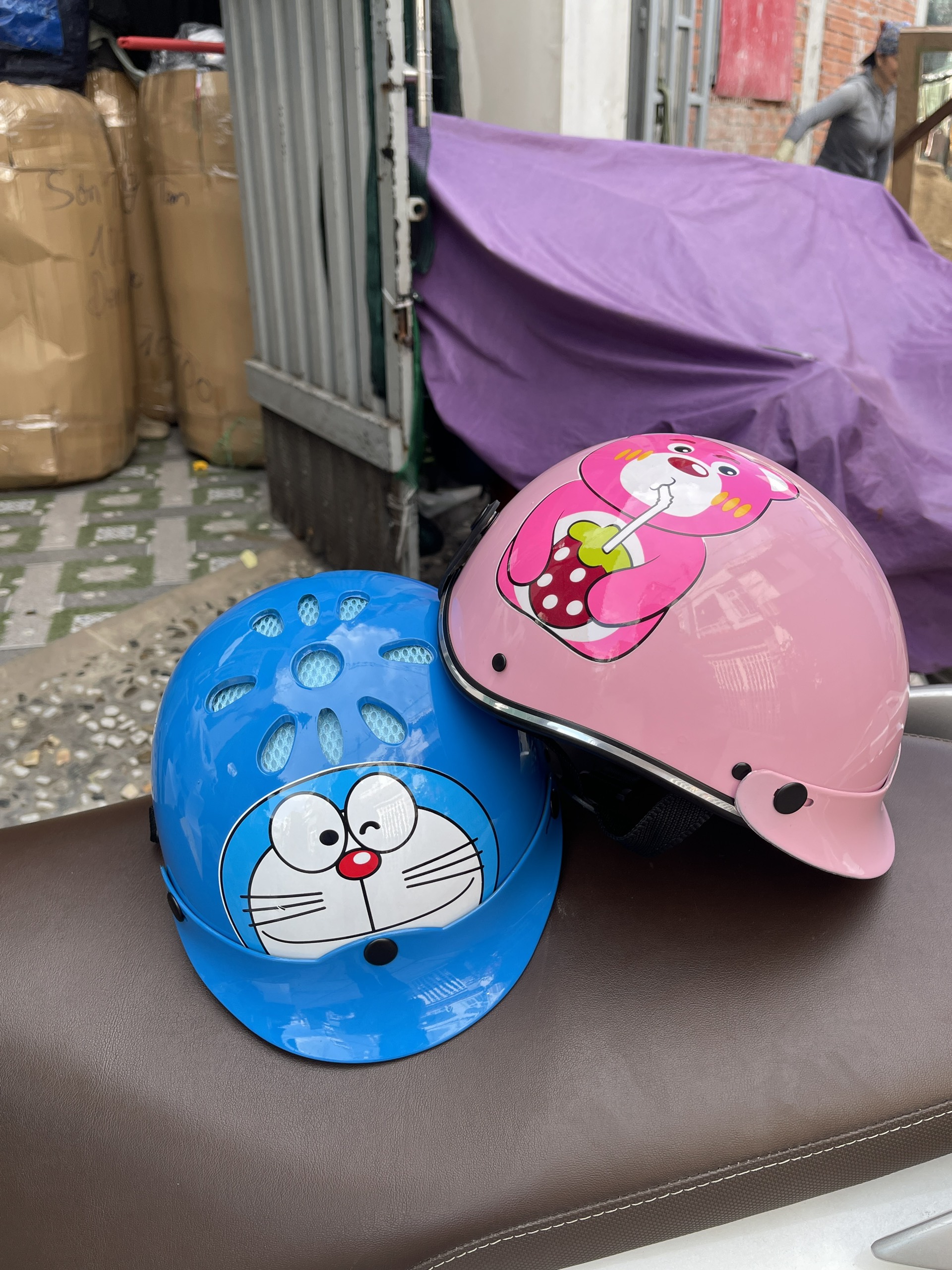 nón bảo hiểm dtoremon e bé từ 2 t đên 7 t(có tai)