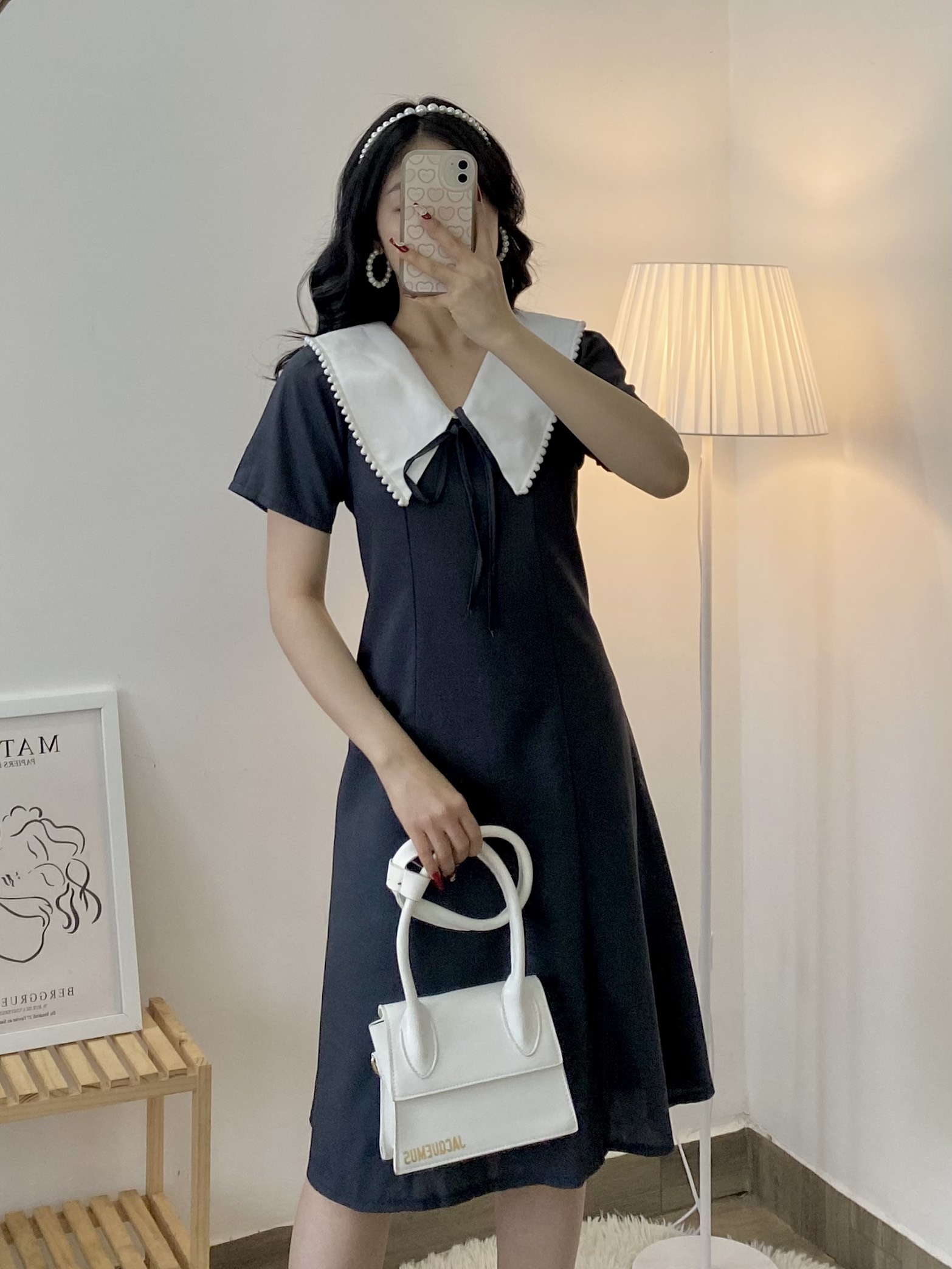Đầm xám cổ trắng phối ren