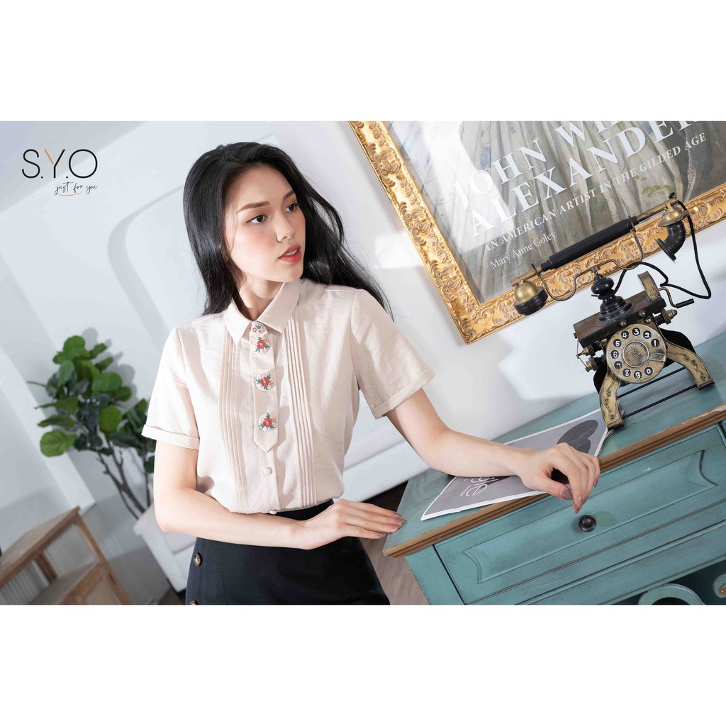 Sơ Mi Cổ Đức Tay Ngắn Cúc Thêu Hoa A1006