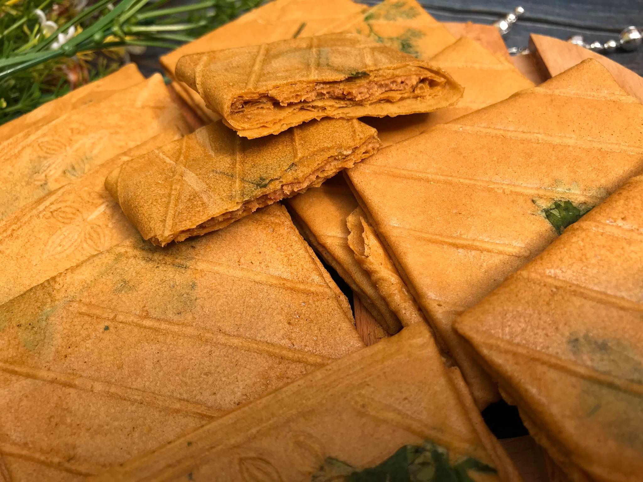 Bánh Kẹp ngò vàng nhân bơ đậu phộng 400g/800g- đồ ăn vặt