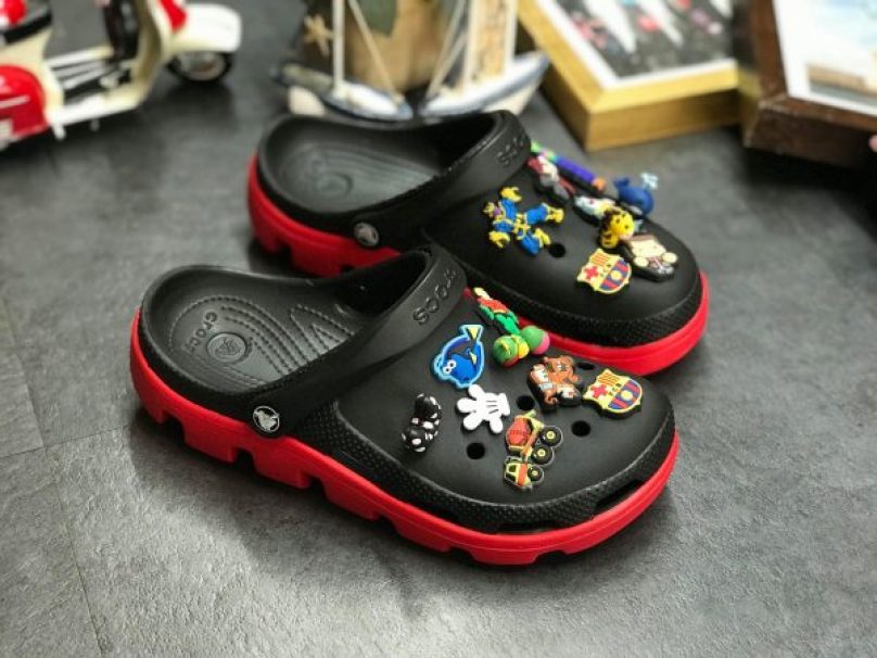 Dép Crorc Nữ Đen Đế Đỏ - Đế Cá Sấu Có Chữ Crocs - Tặng kèm Full 12 Sticker giá rẻ