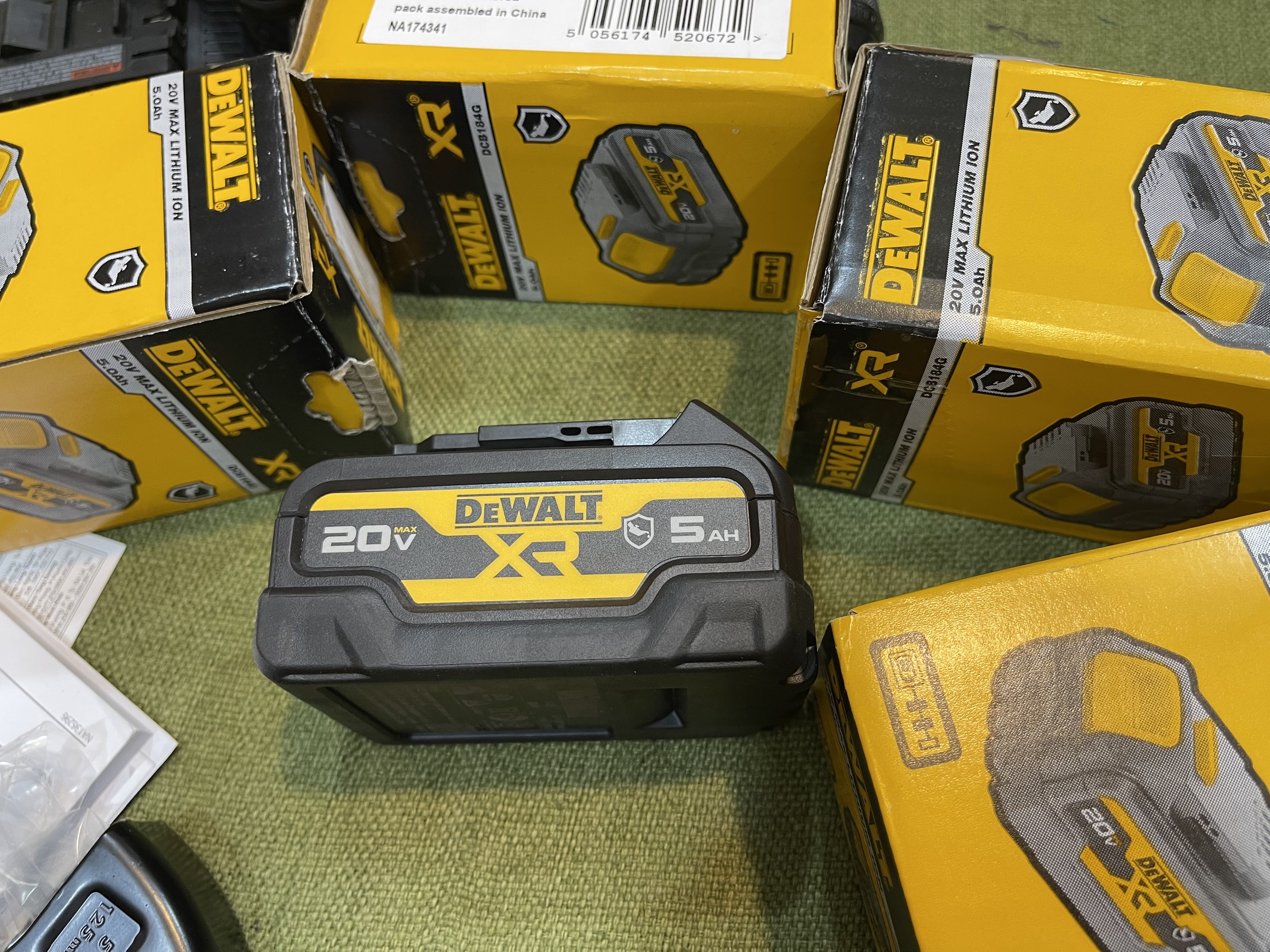 Pin dewalt dcb184g 20v max lithium ion 5ah